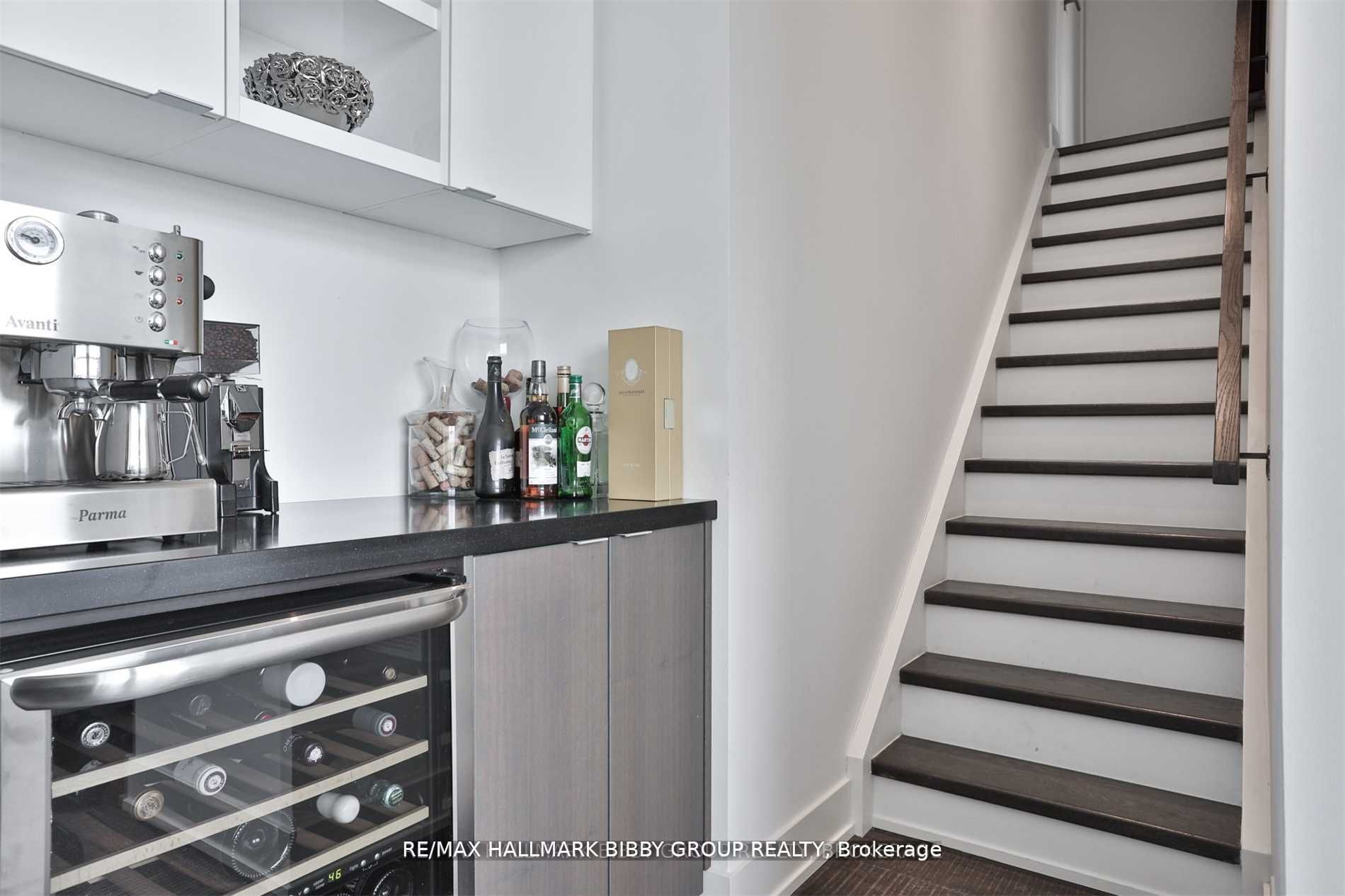 111 St Clair Ave W, #819