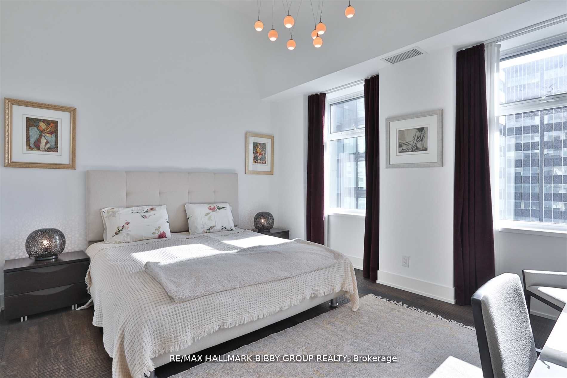 111 St Clair Ave W, #819