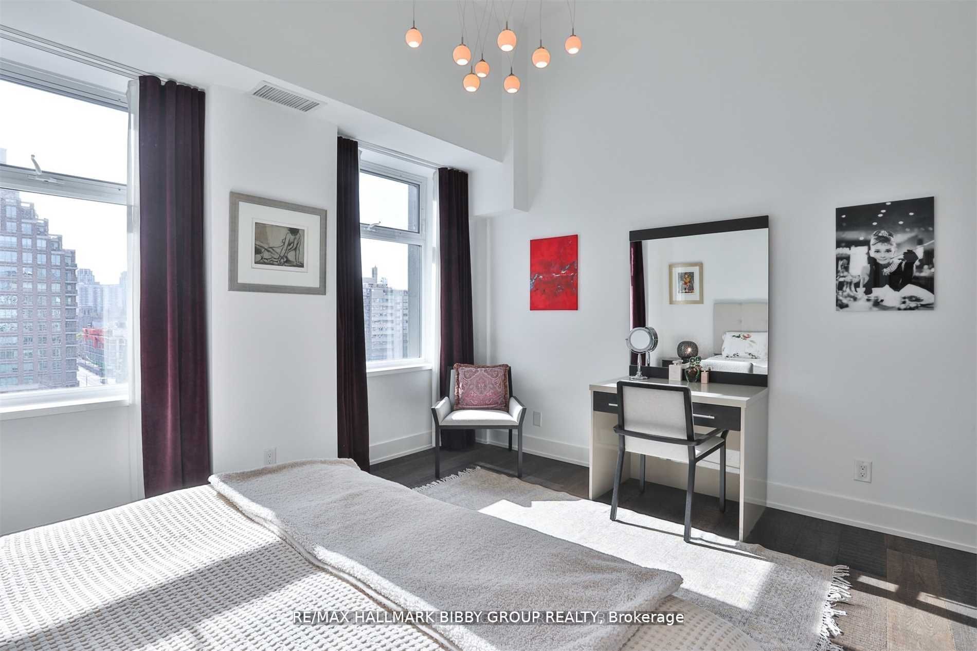 111 St Clair Ave W, #819