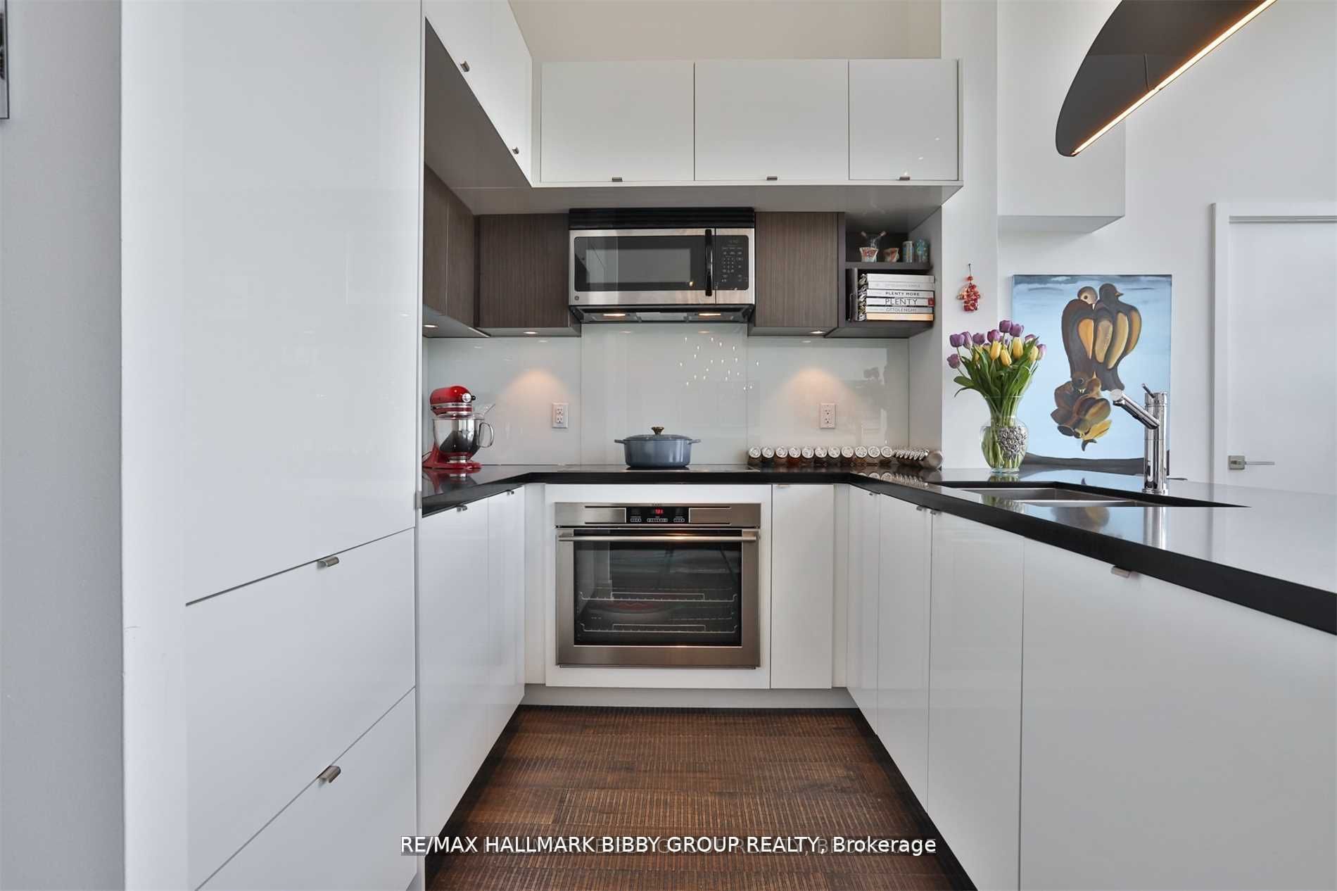 111 St Clair Ave W, #819