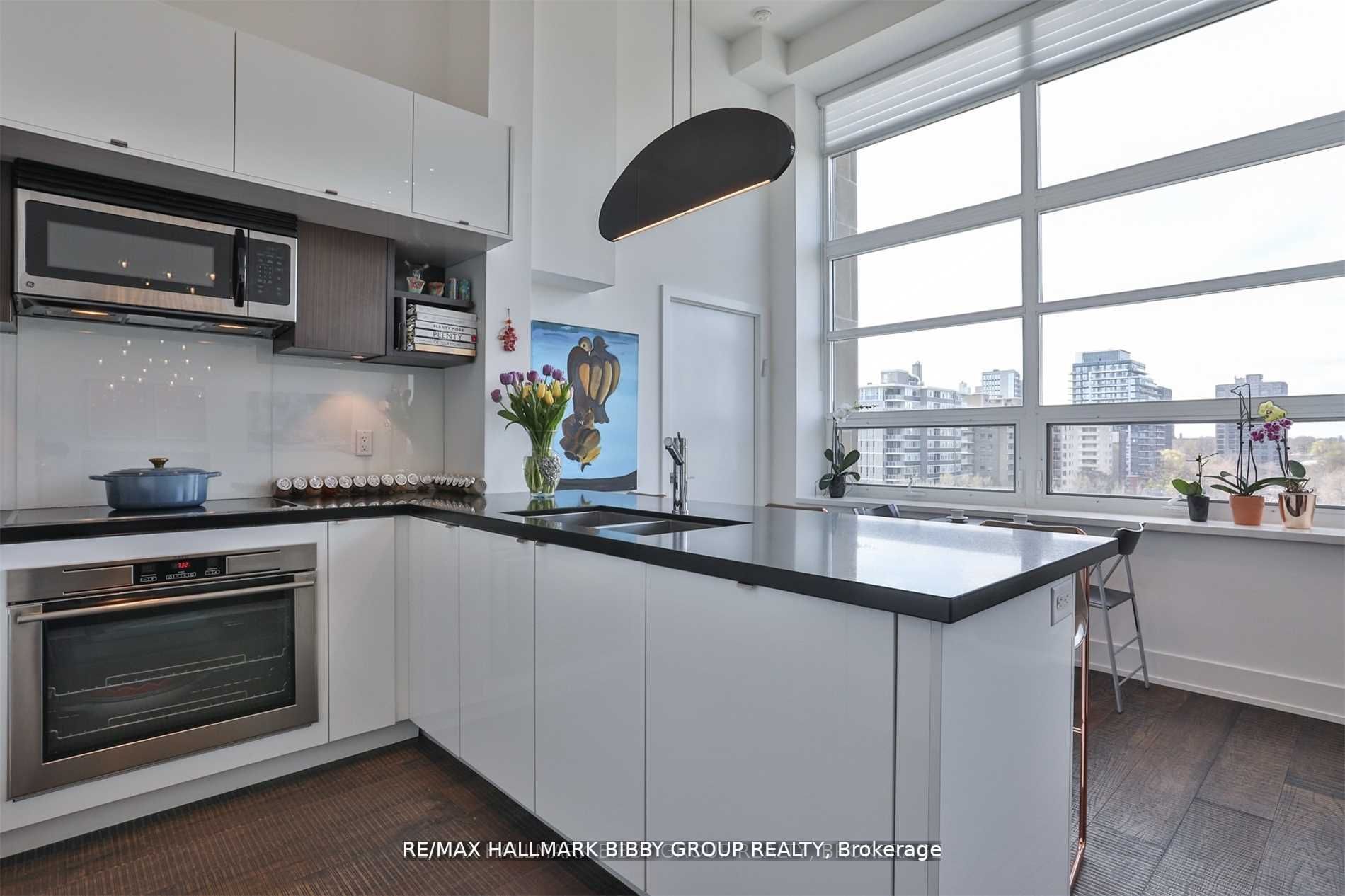 111 St Clair Ave W, #819
