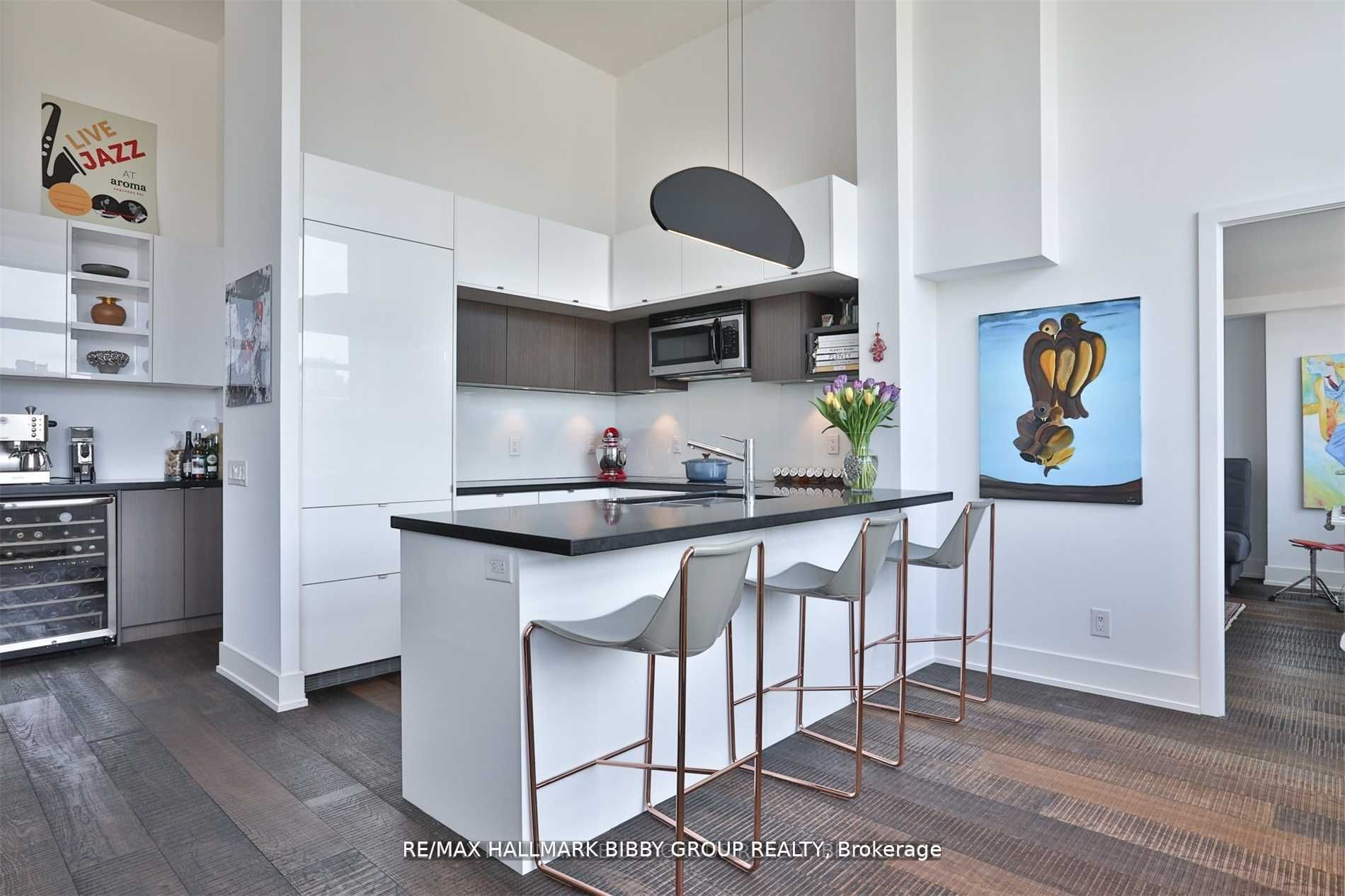 111 St Clair Ave W, #819