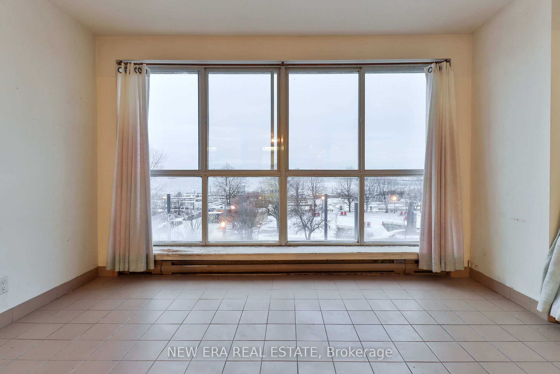 460 Queens Quay W, #404E