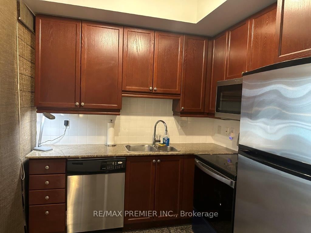 736 Spadina Ave, #317