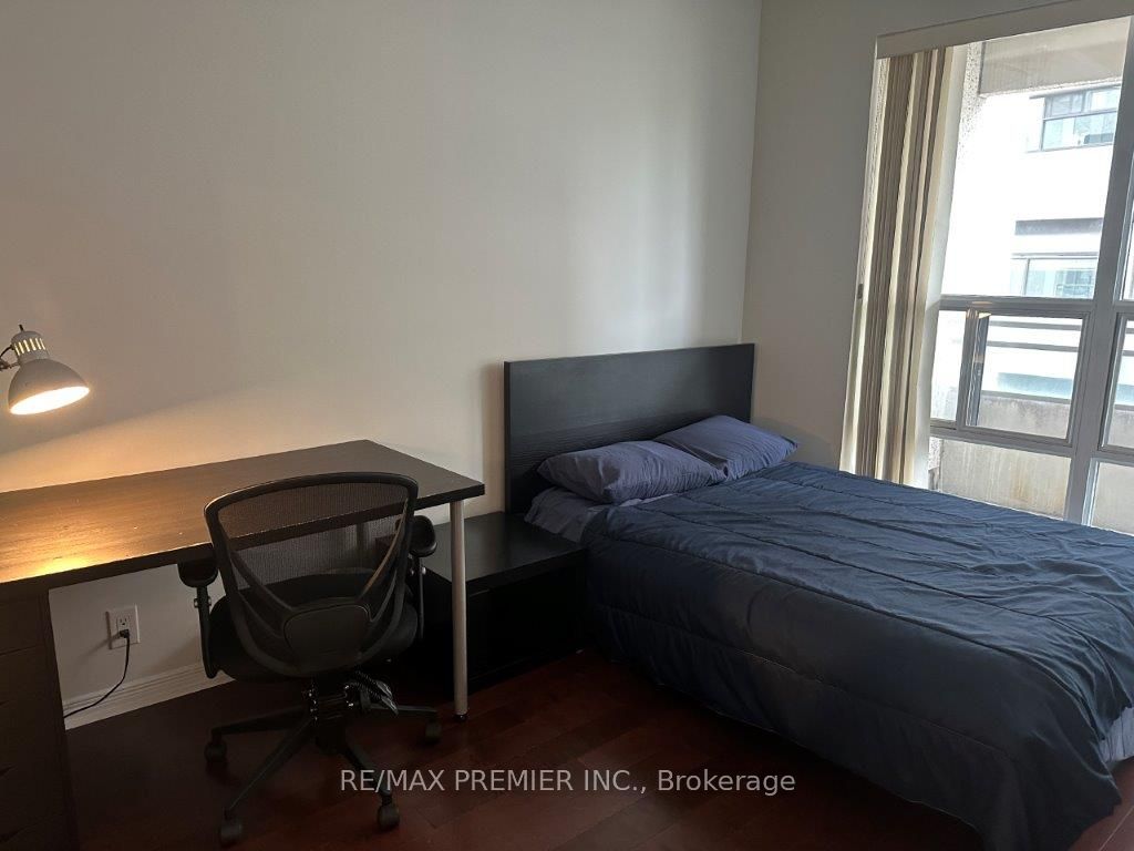 736 Spadina Ave, #317