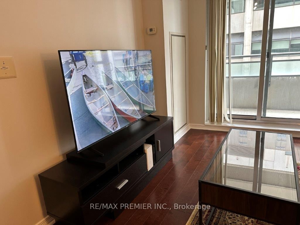 736 Spadina Ave, #317