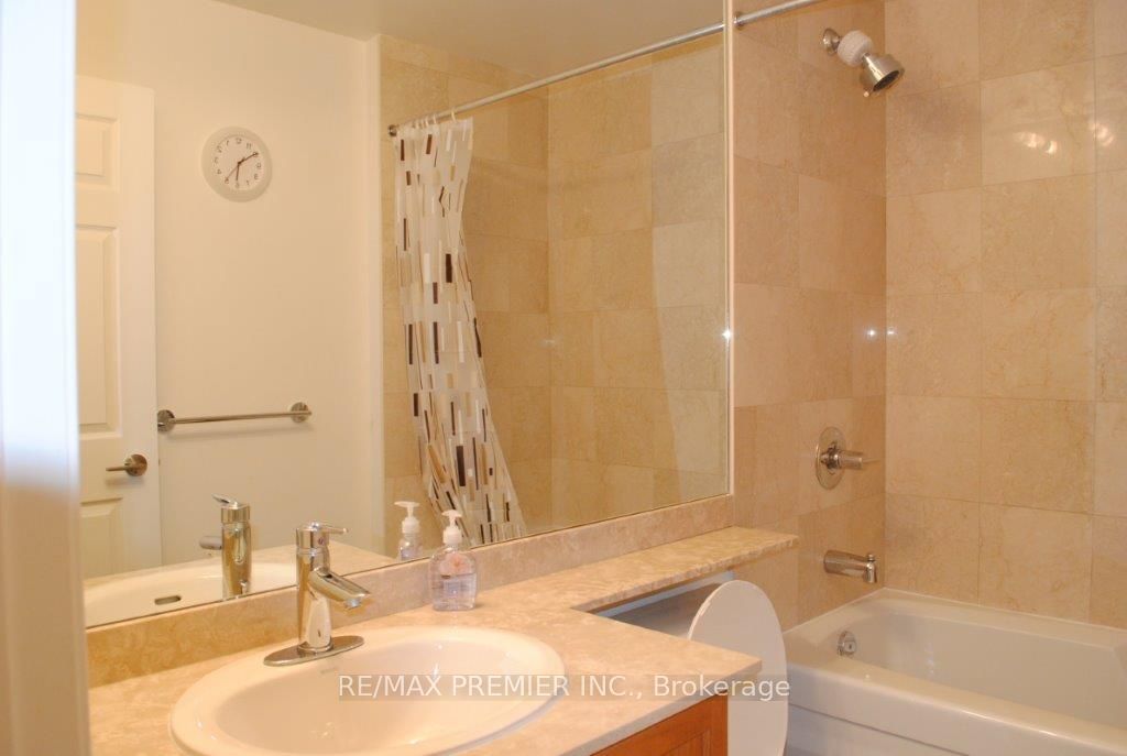 736 Spadina Ave, #317