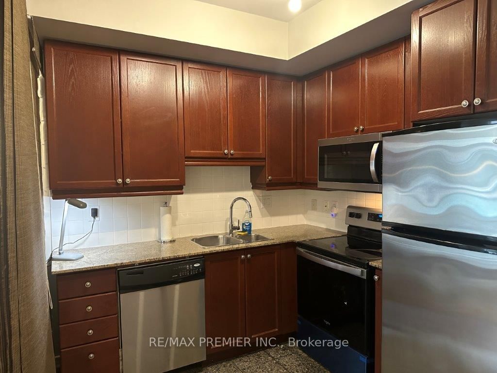 736 Spadina Ave, #317