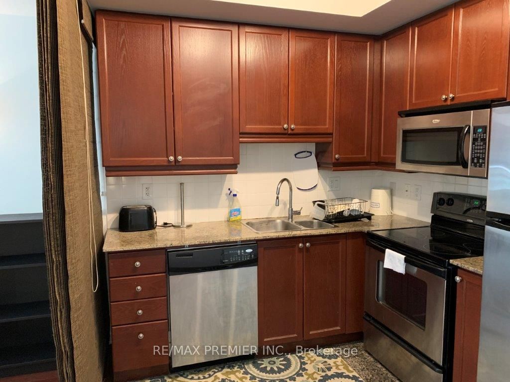 736 Spadina Ave, #317