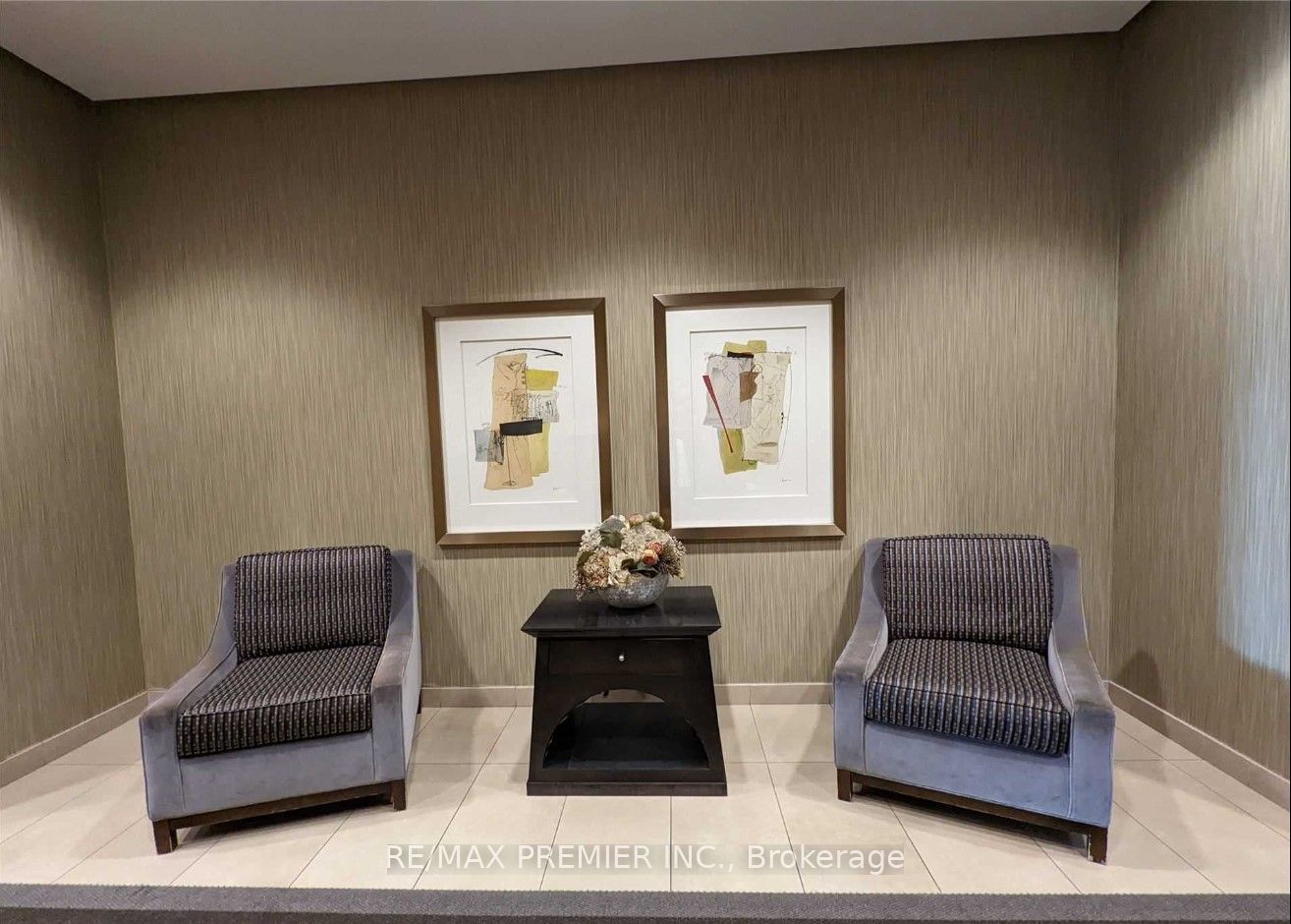 736 Spadina Ave, #317