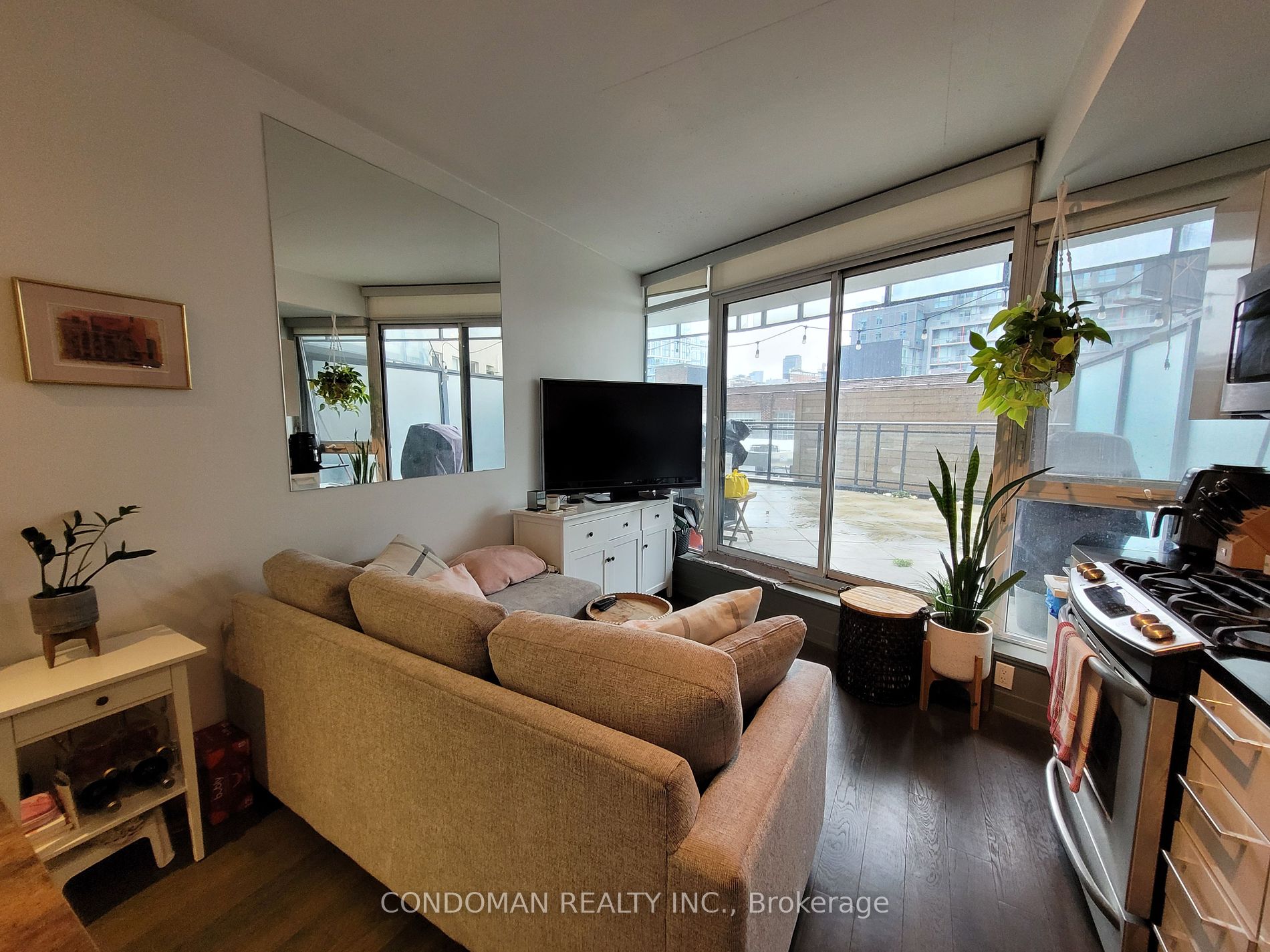 318 King St E, #201