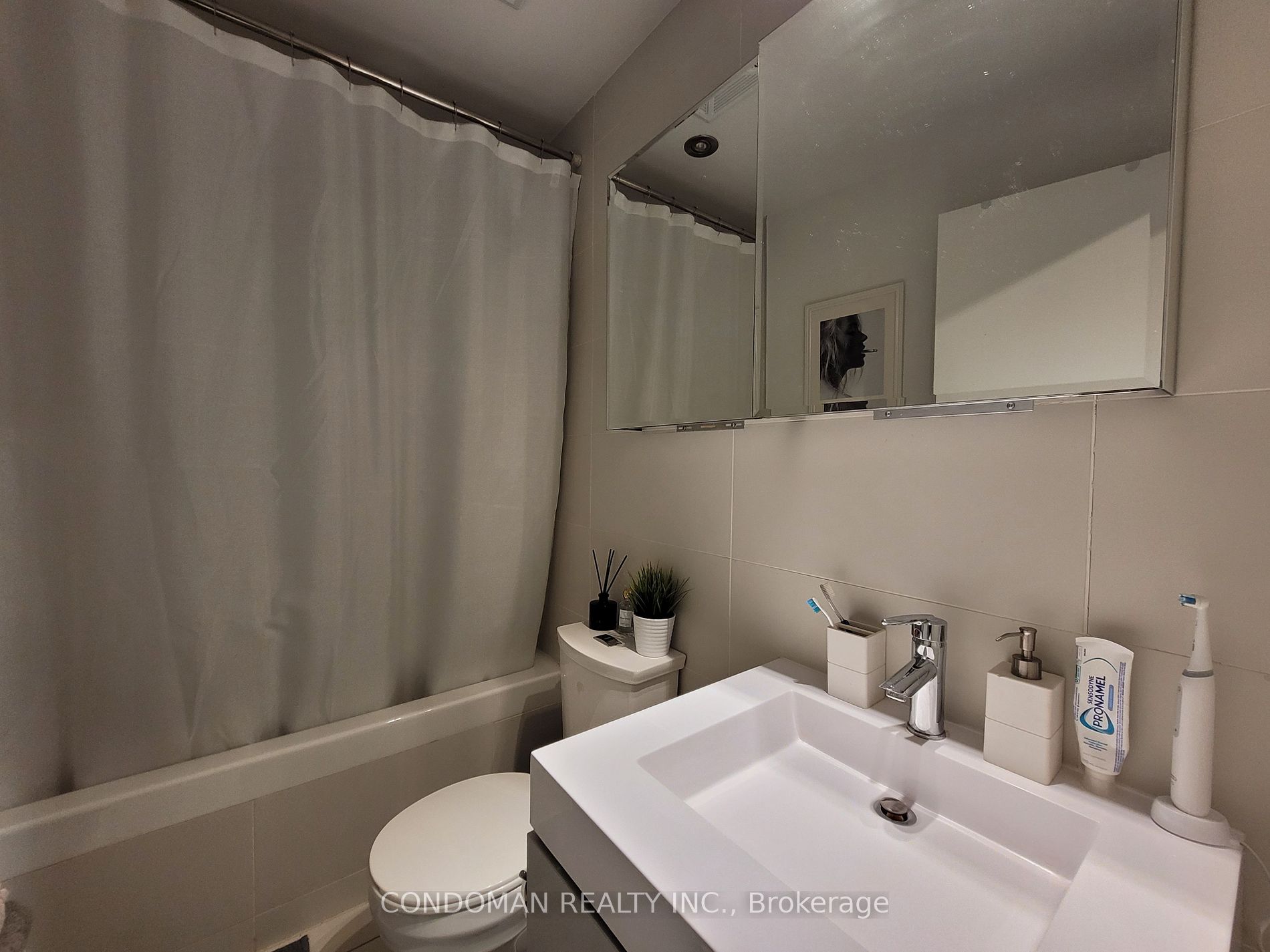 318 King St E, #201