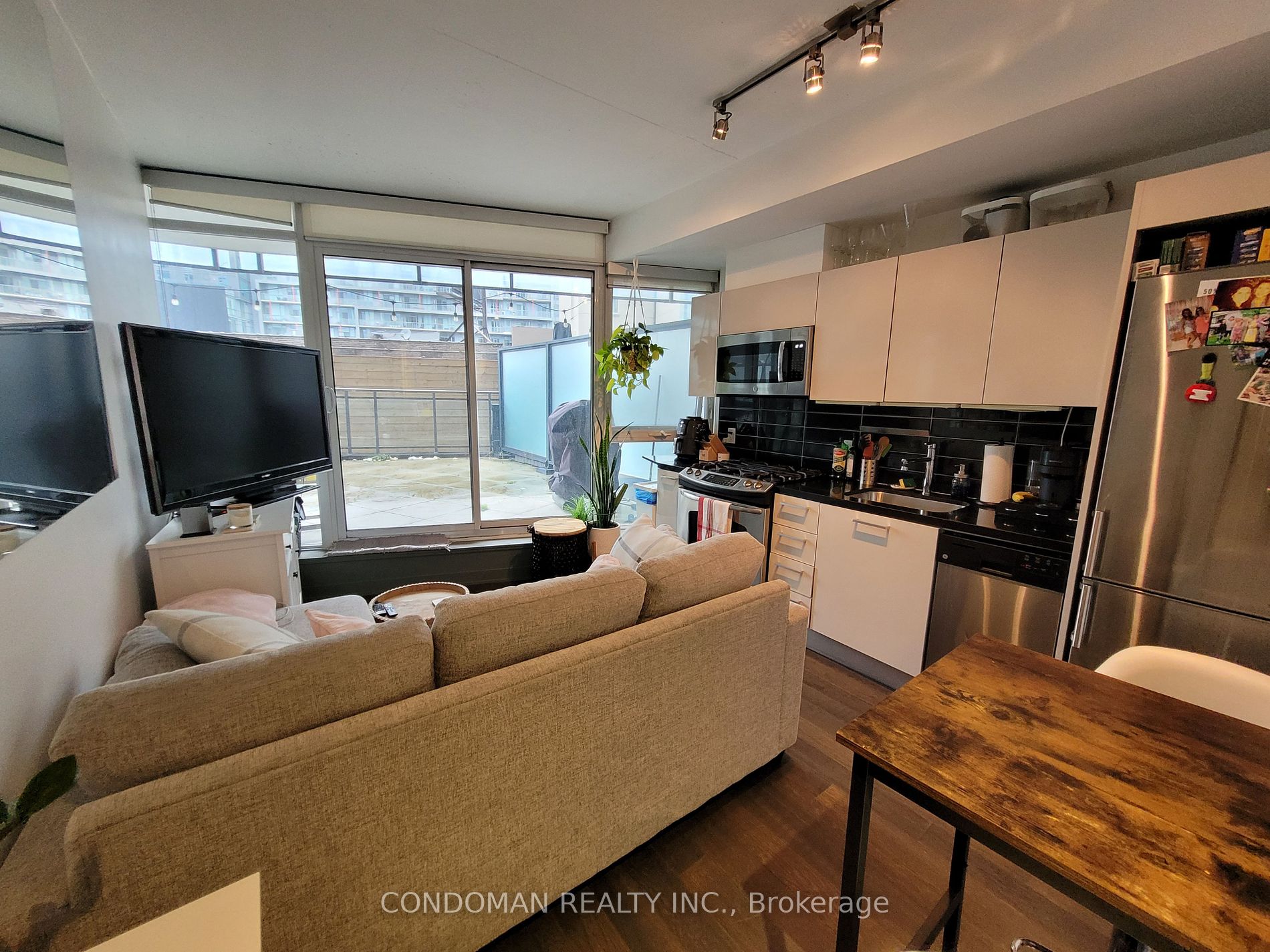 318 King St E, #201