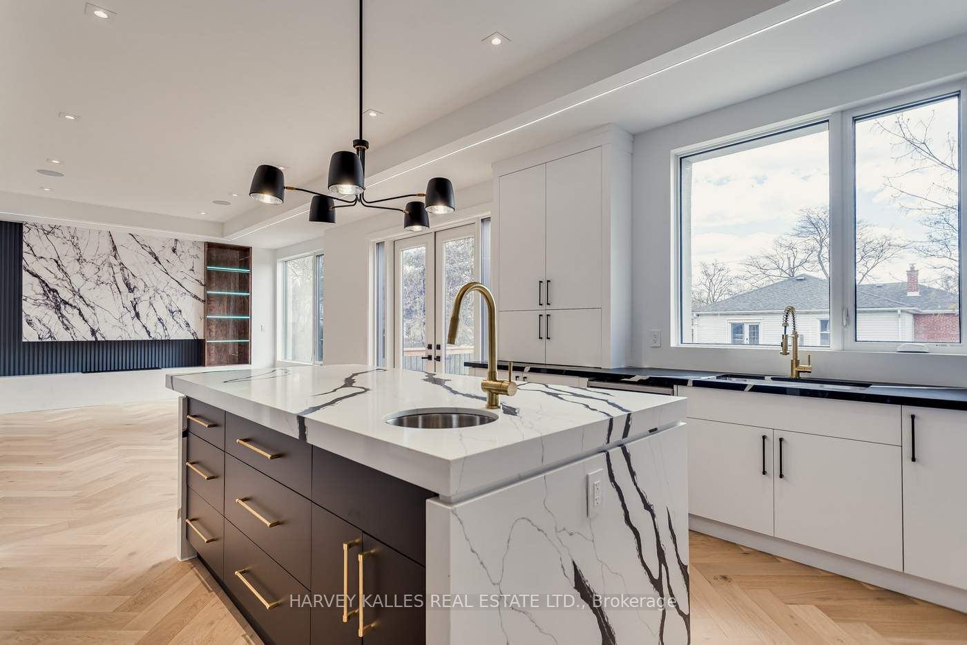 81 De Quincy Blvd