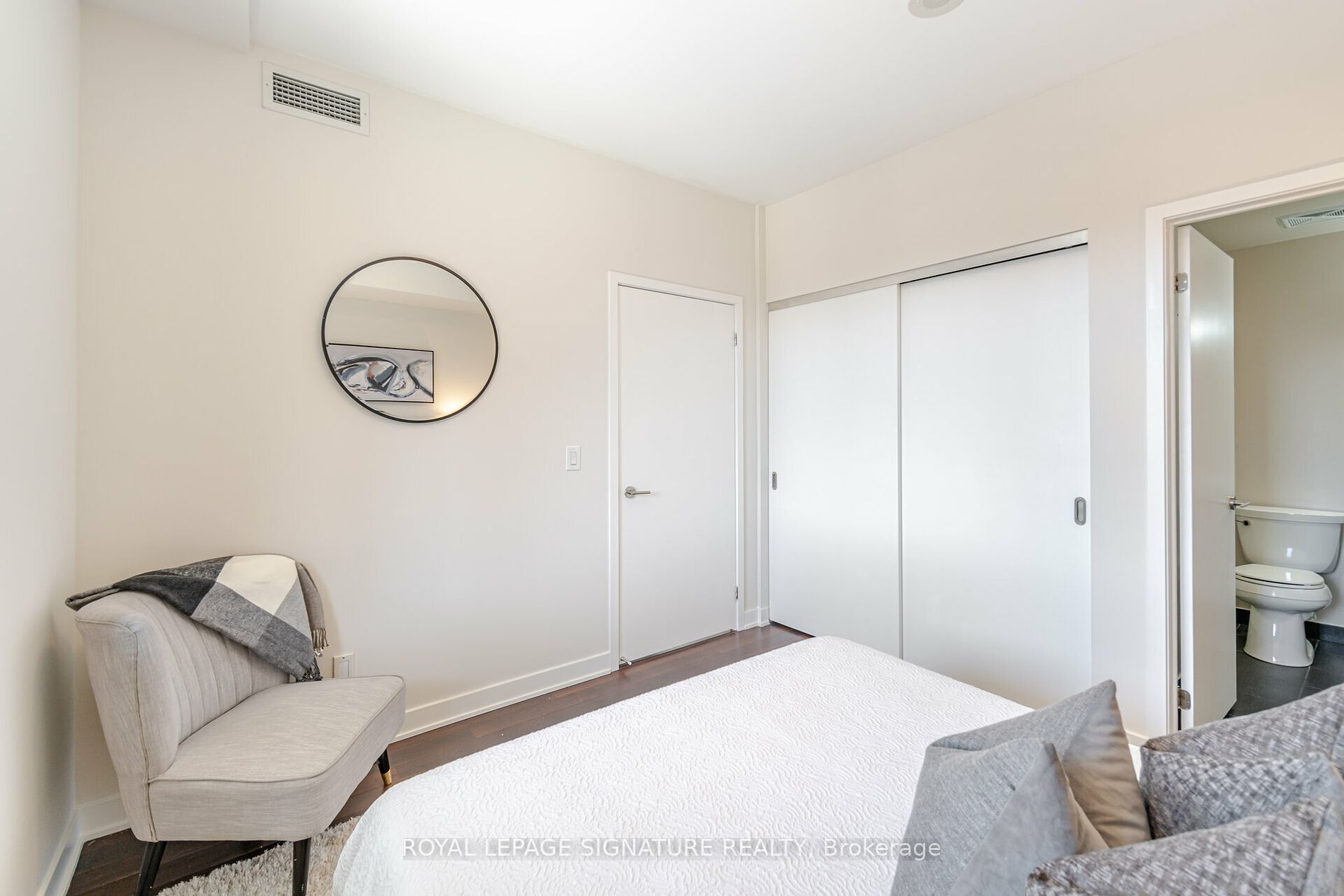 400 Wellington St W, #908