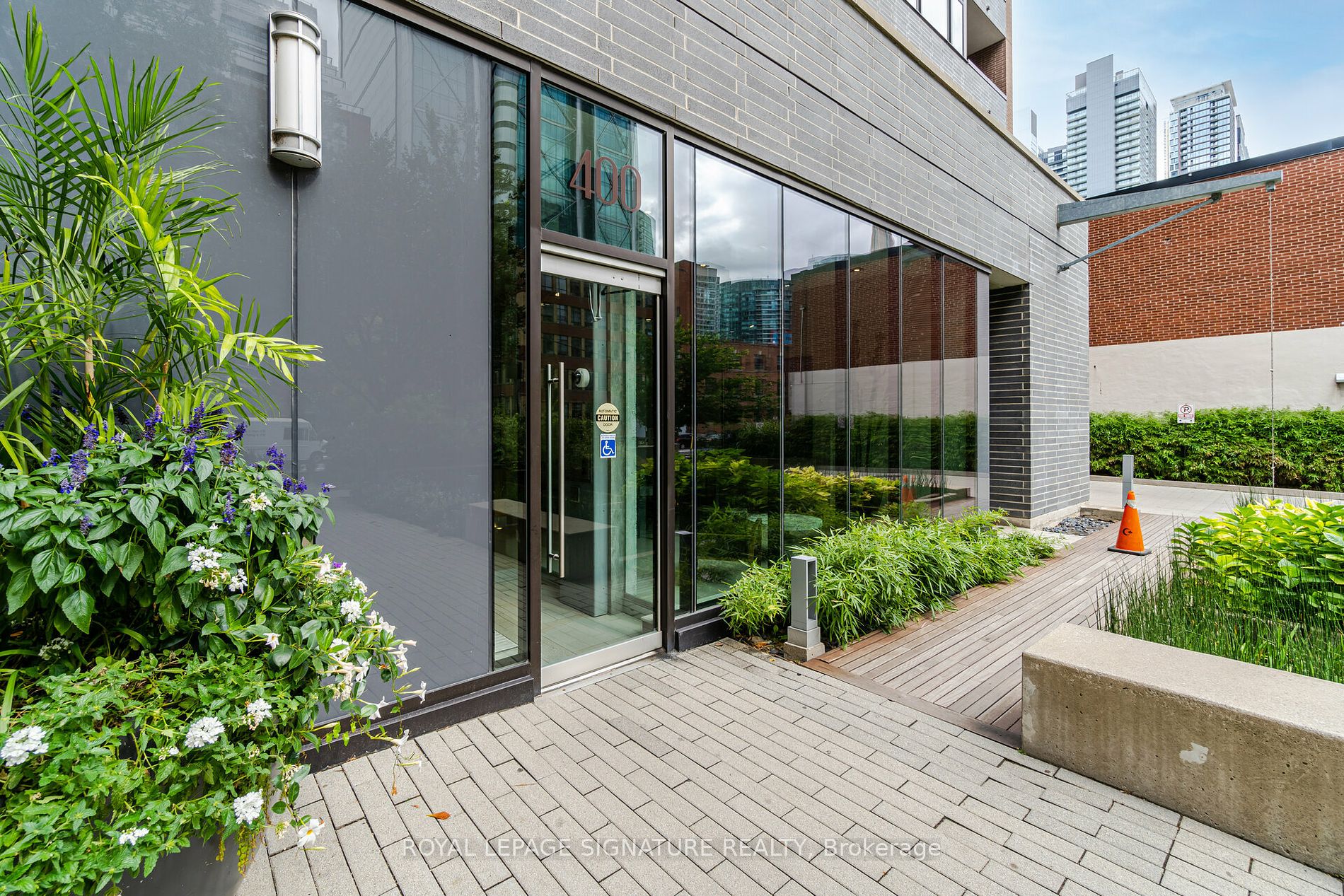400 Wellington St W, #908