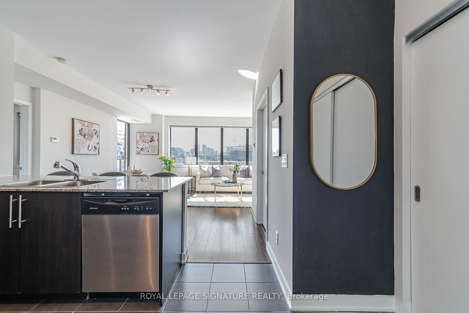 400 Wellington St W, #908