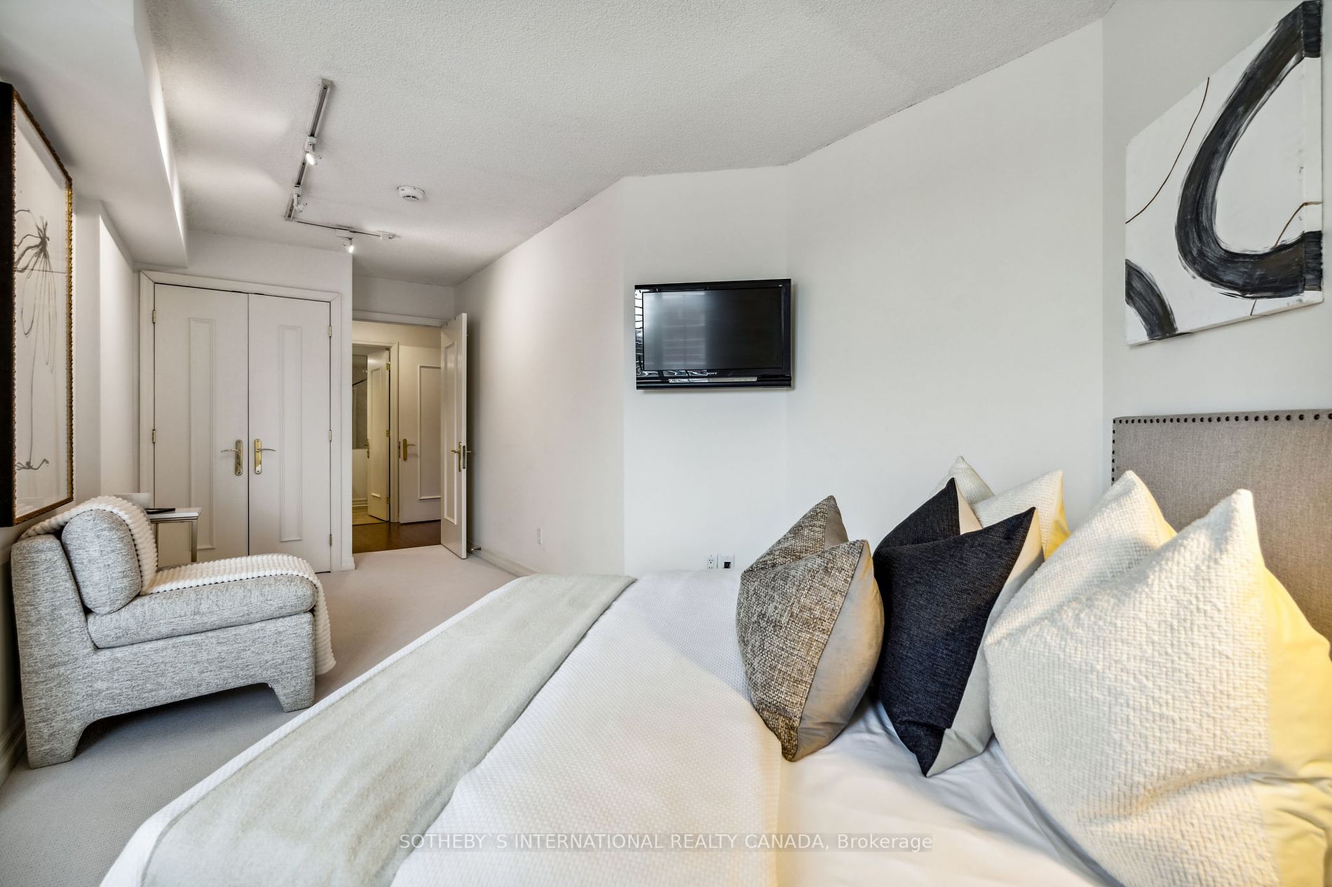 2727 Yonge St, #711