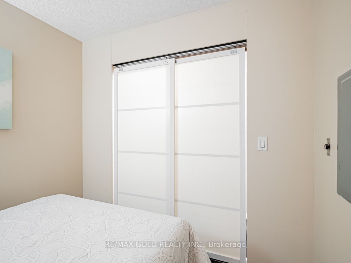 18 Yonge St, #2802