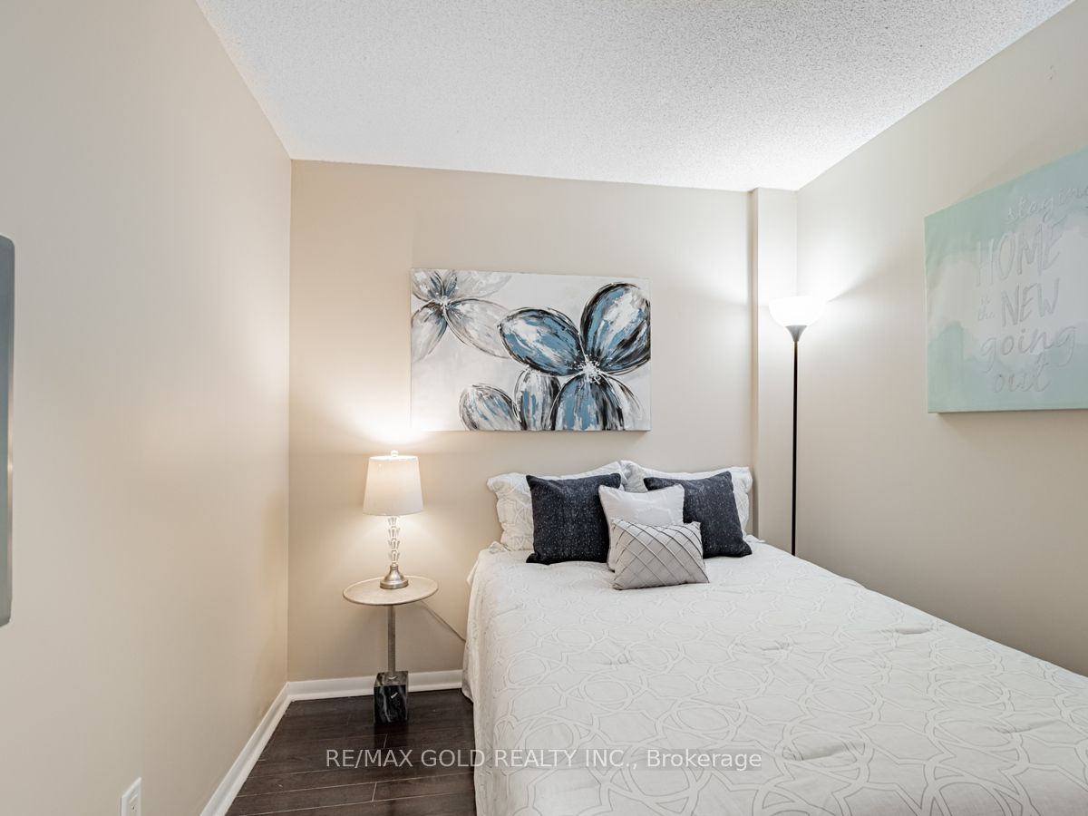 18 Yonge St, #2802