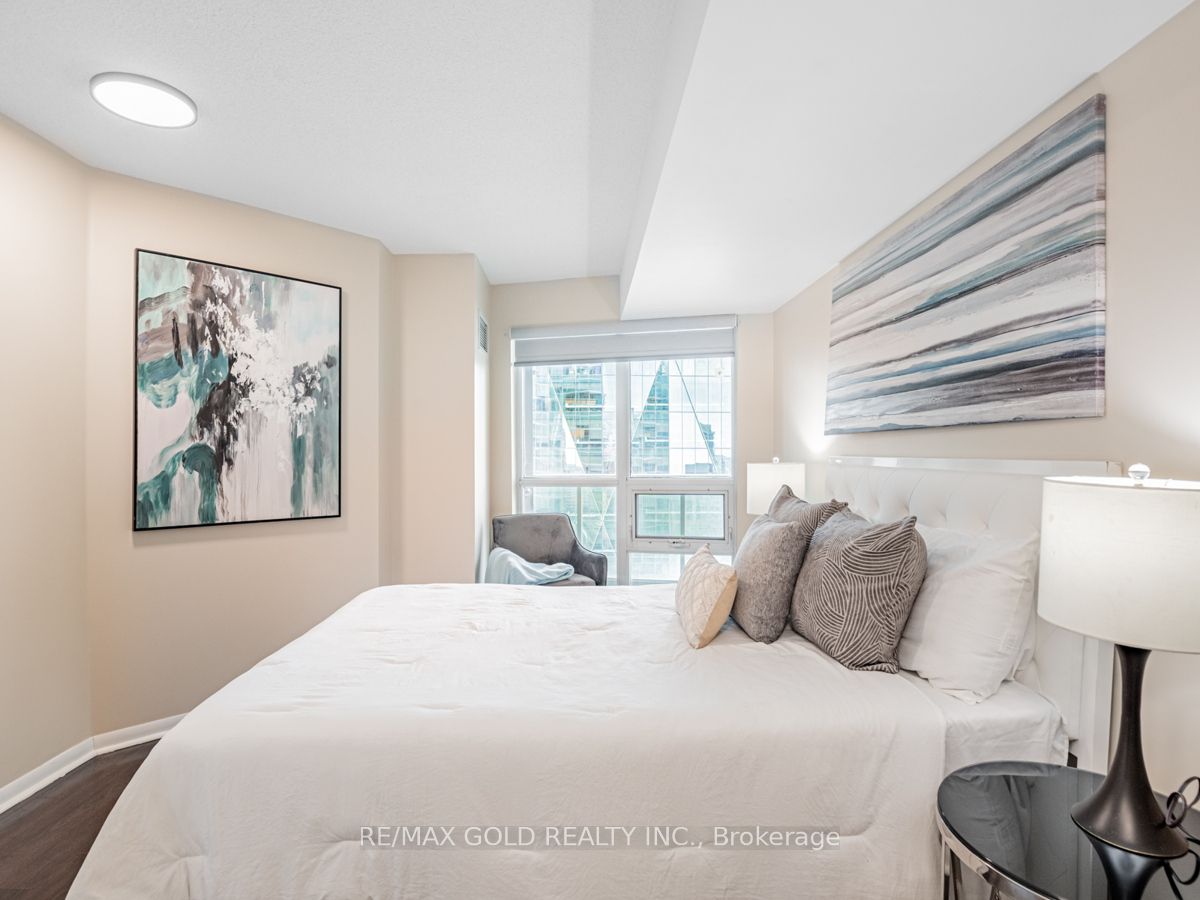 18 Yonge St, #2802