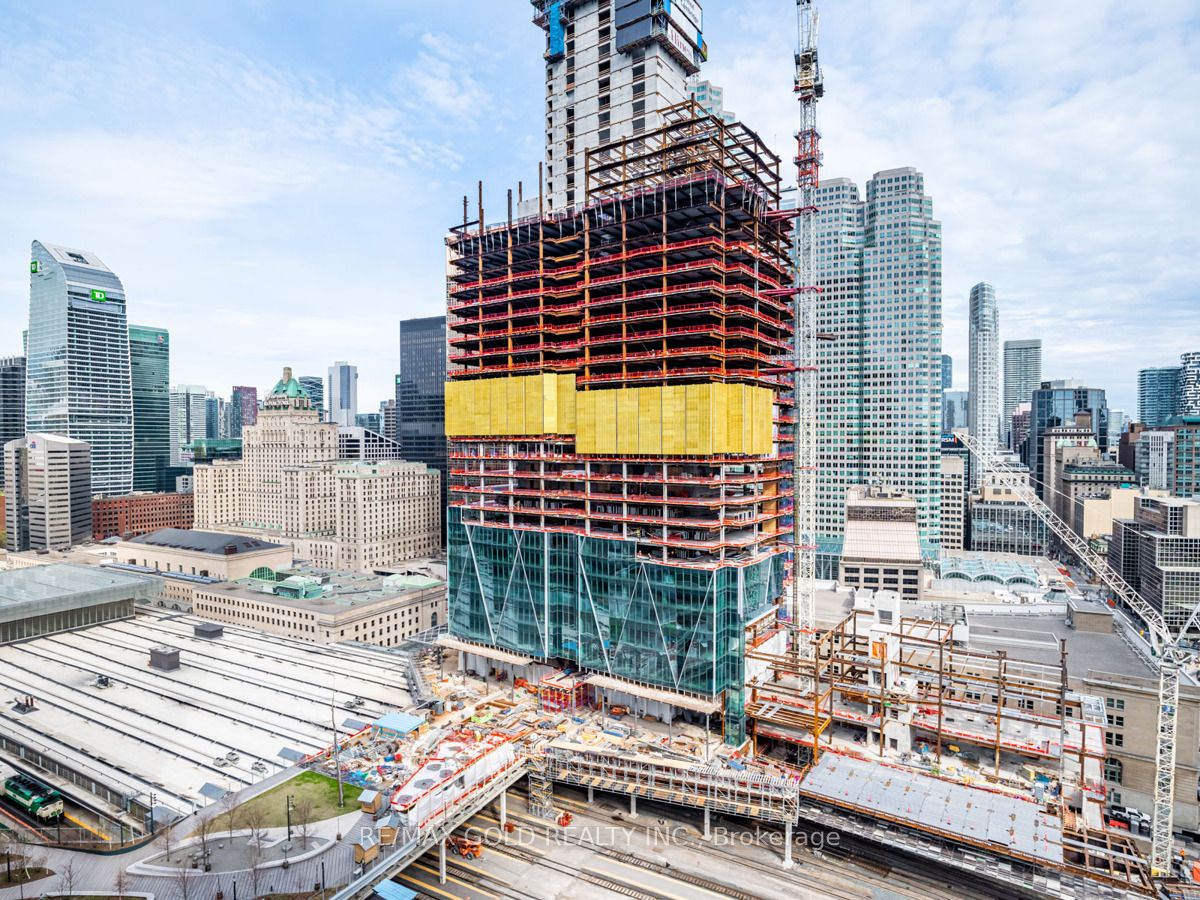 18 Yonge St, #2802