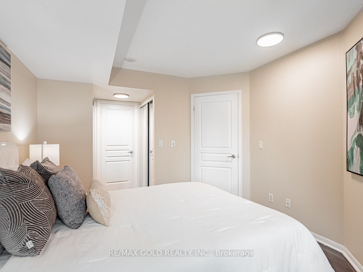18 Yonge St, #2802