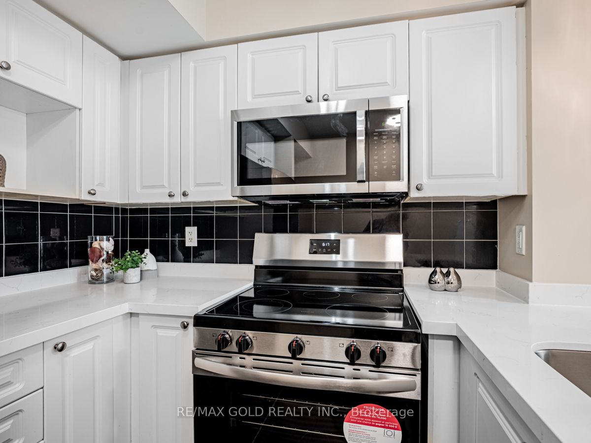 18 Yonge St, #2802
