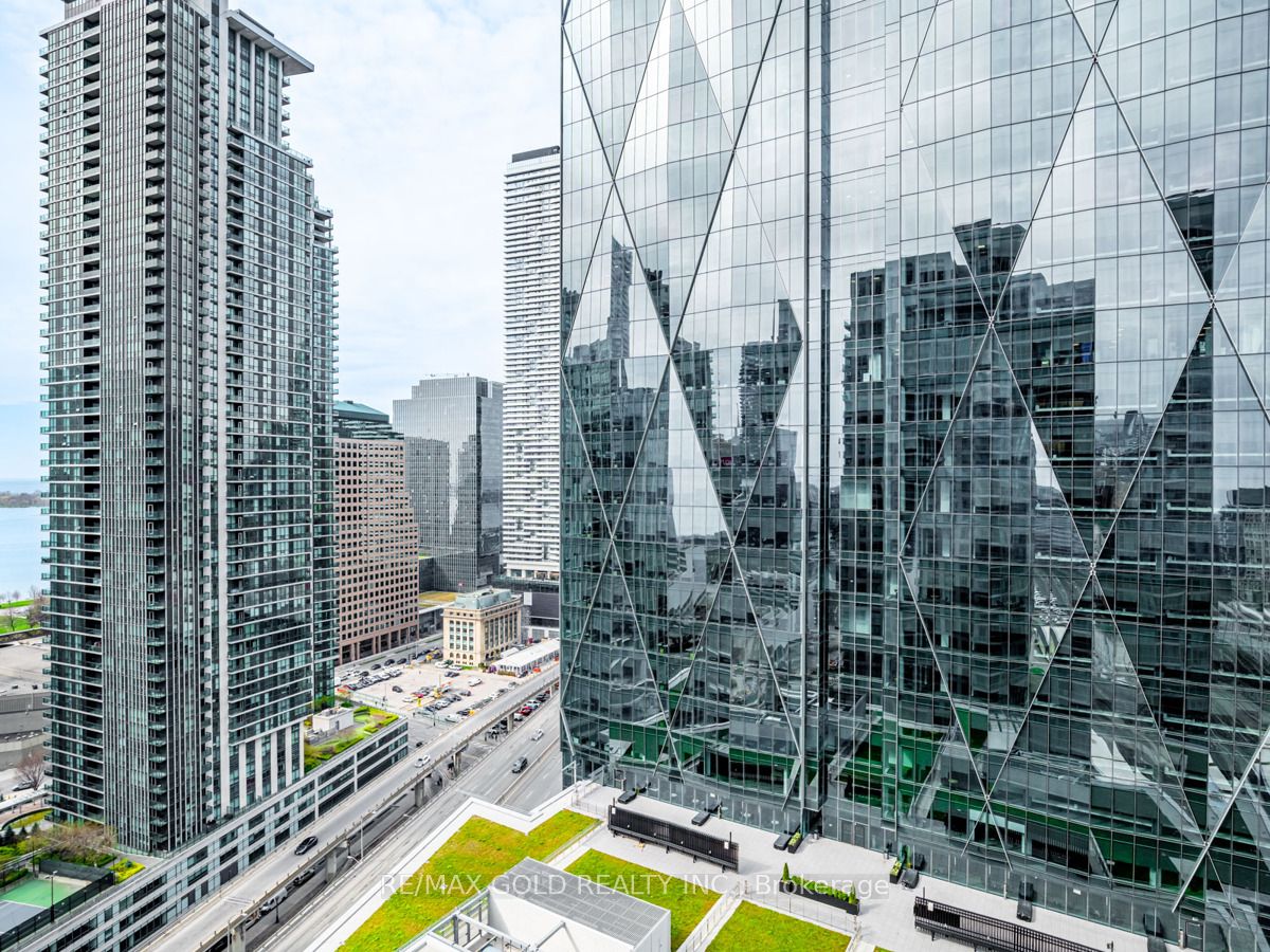 18 Yonge St, #2802