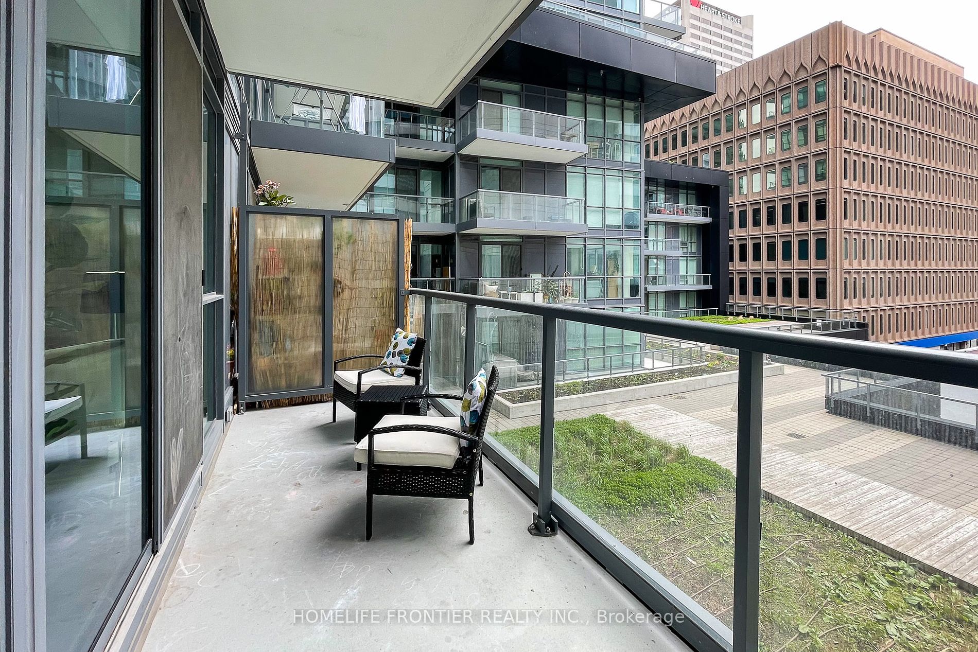 30 Roehampton Ave, #412
