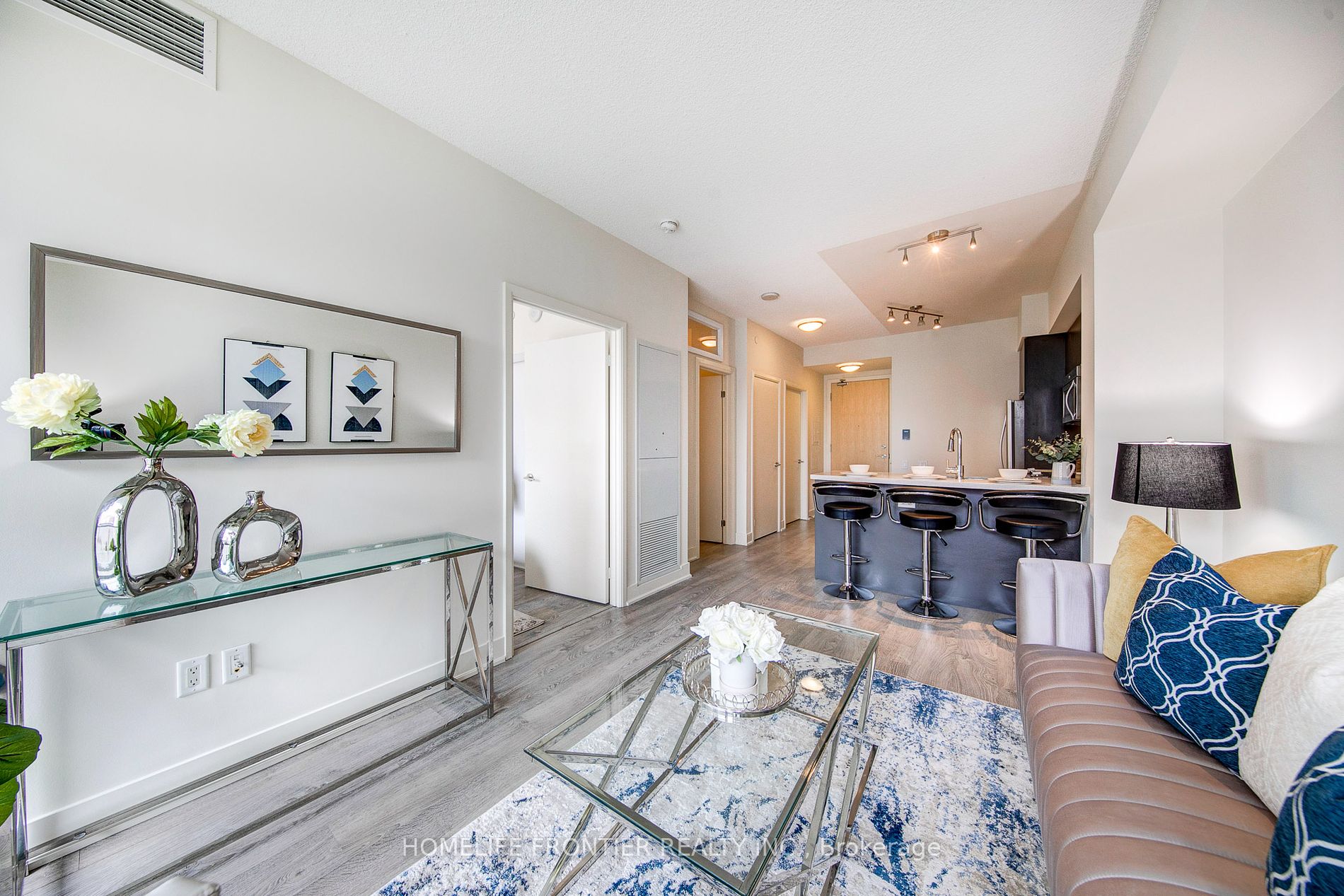 30 Roehampton Ave, #412