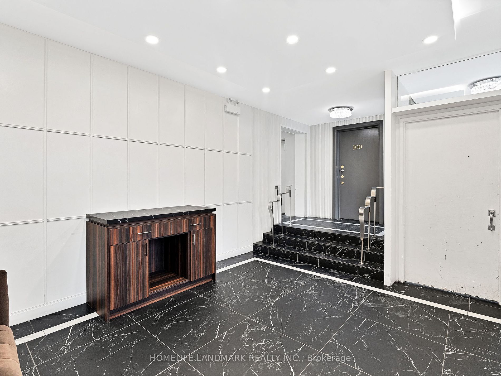 699 Eglinton Avenue W, #102