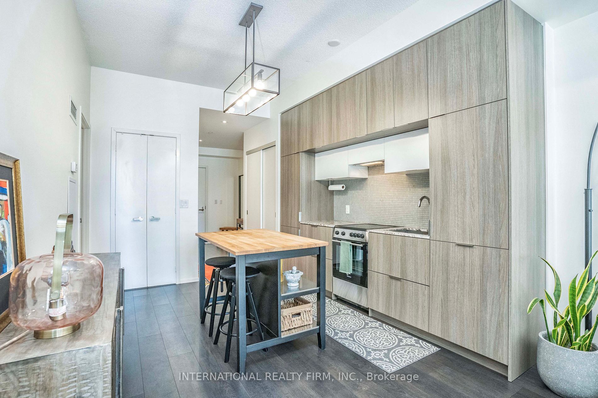 159 Dundas St E, #403