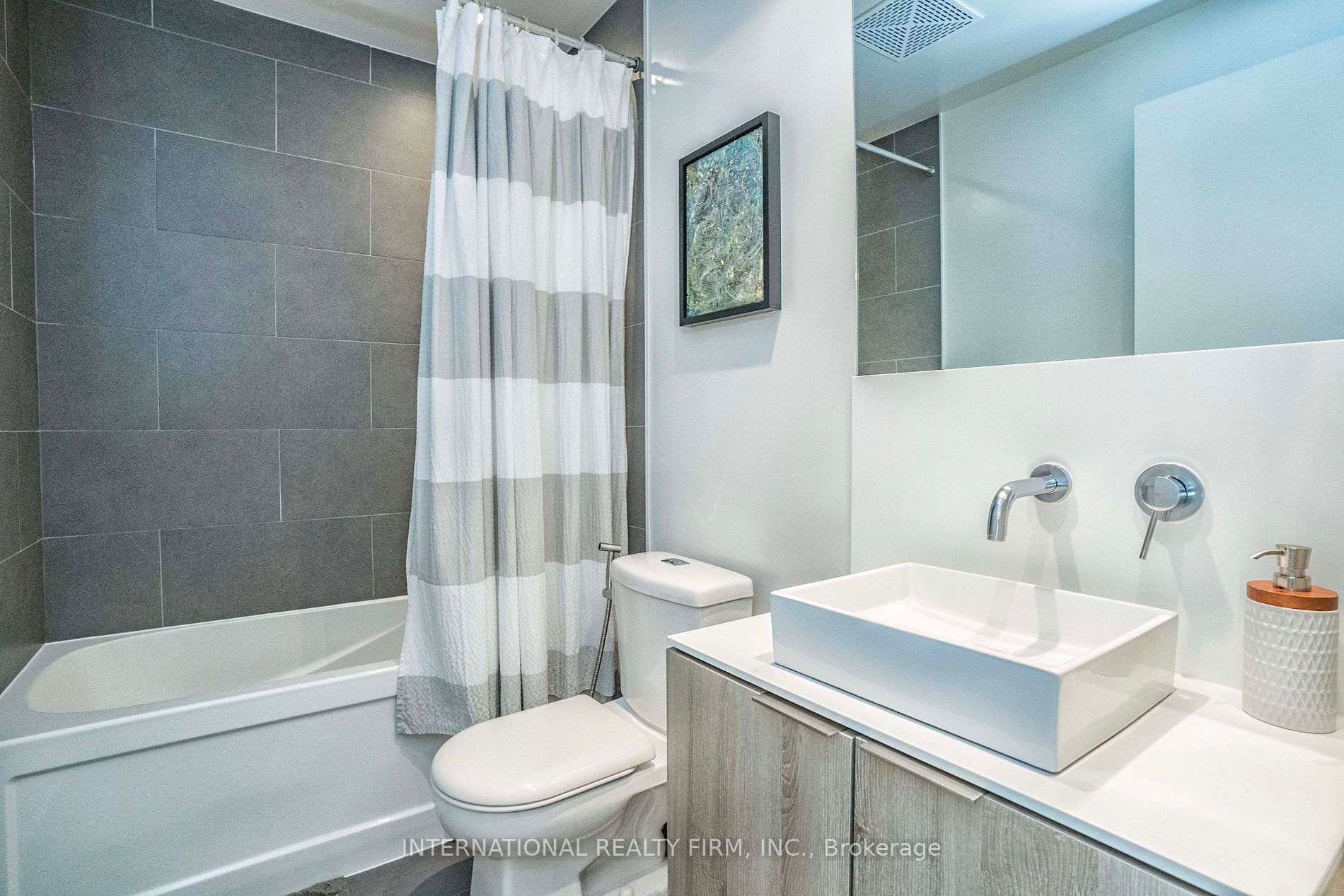 159 Dundas St E, #403
