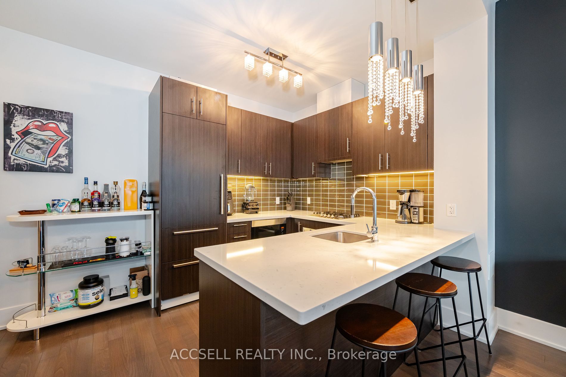 39 Queens Quay E #821