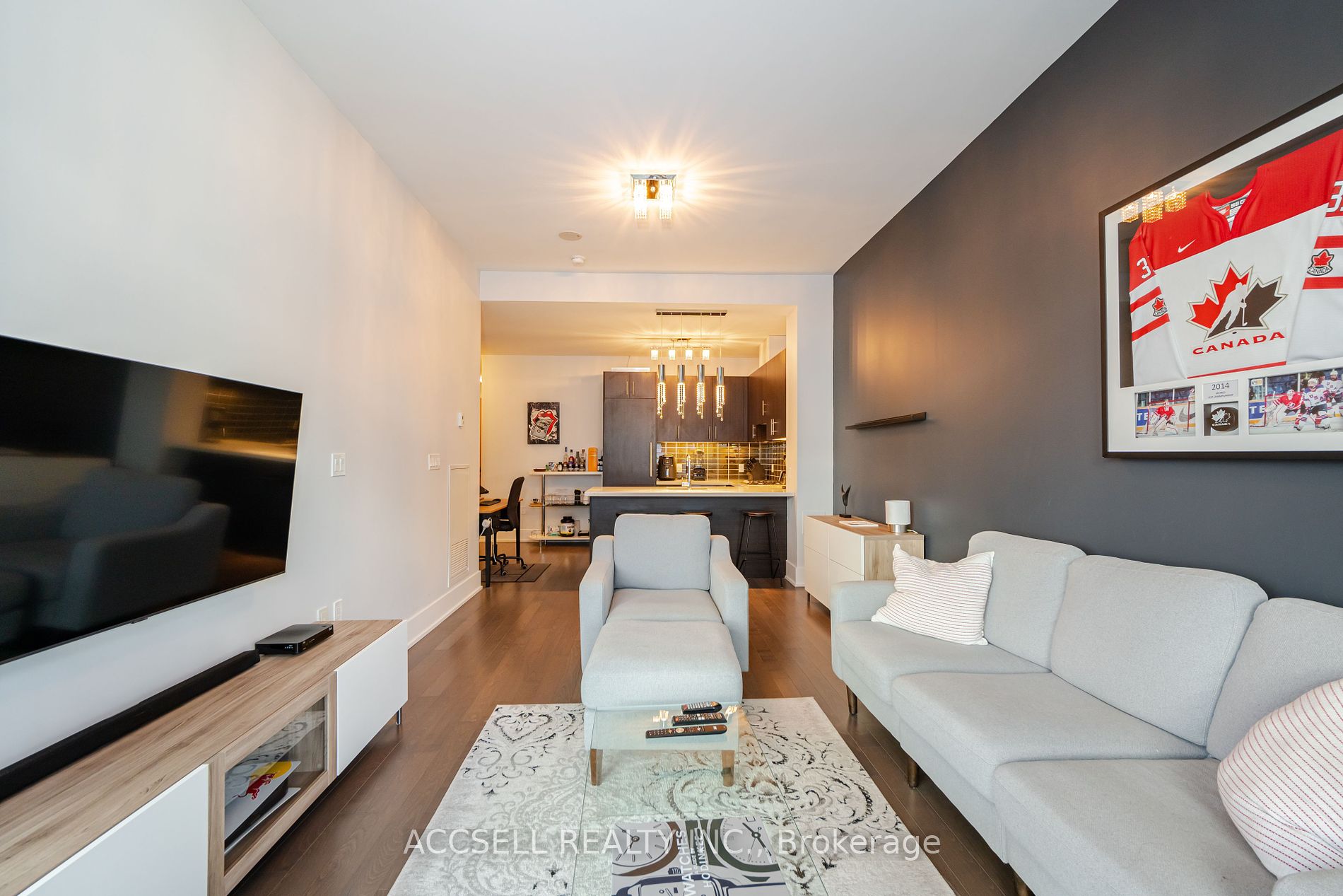 39 Queens Quay E #821
