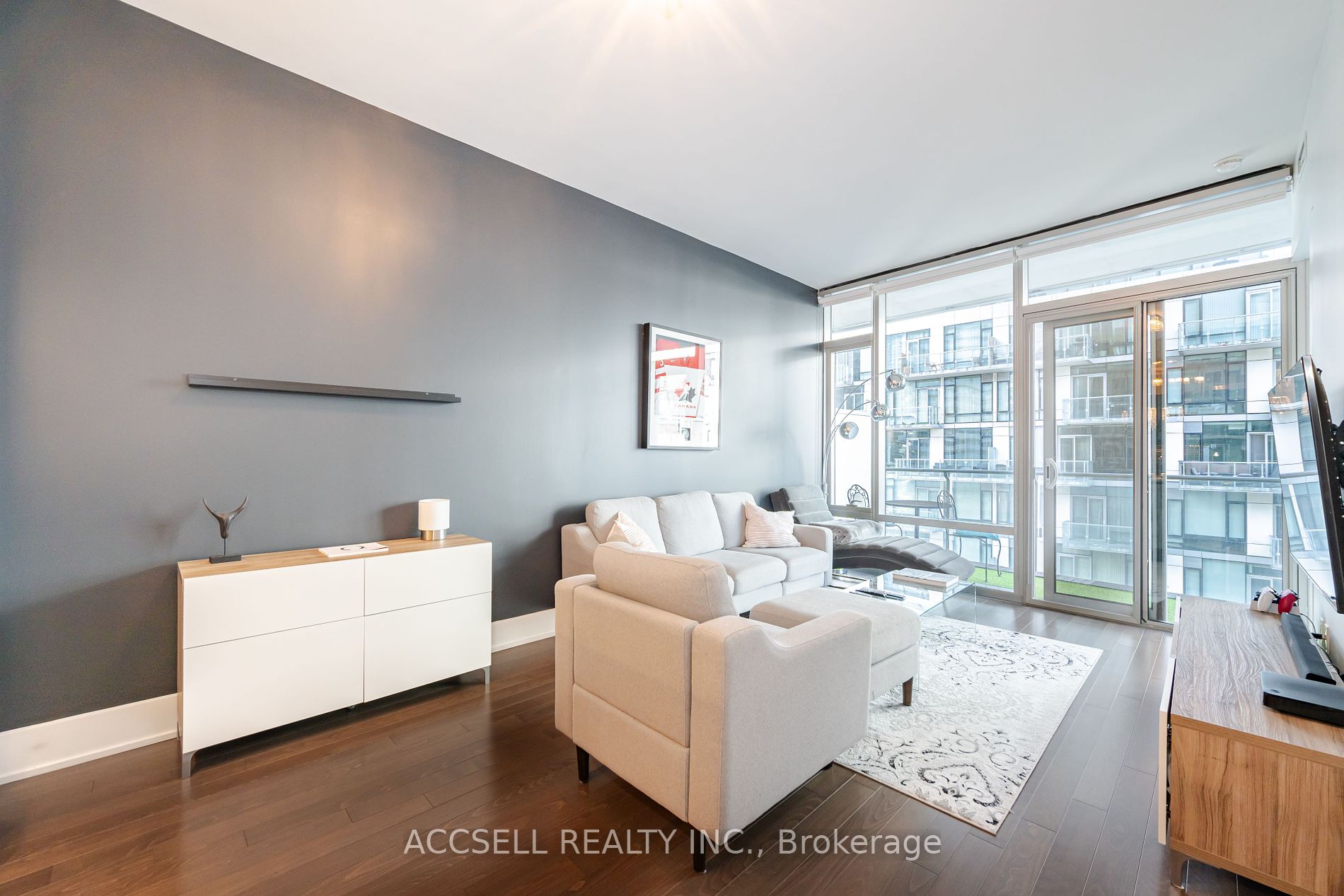 39 Queens Quay E #821