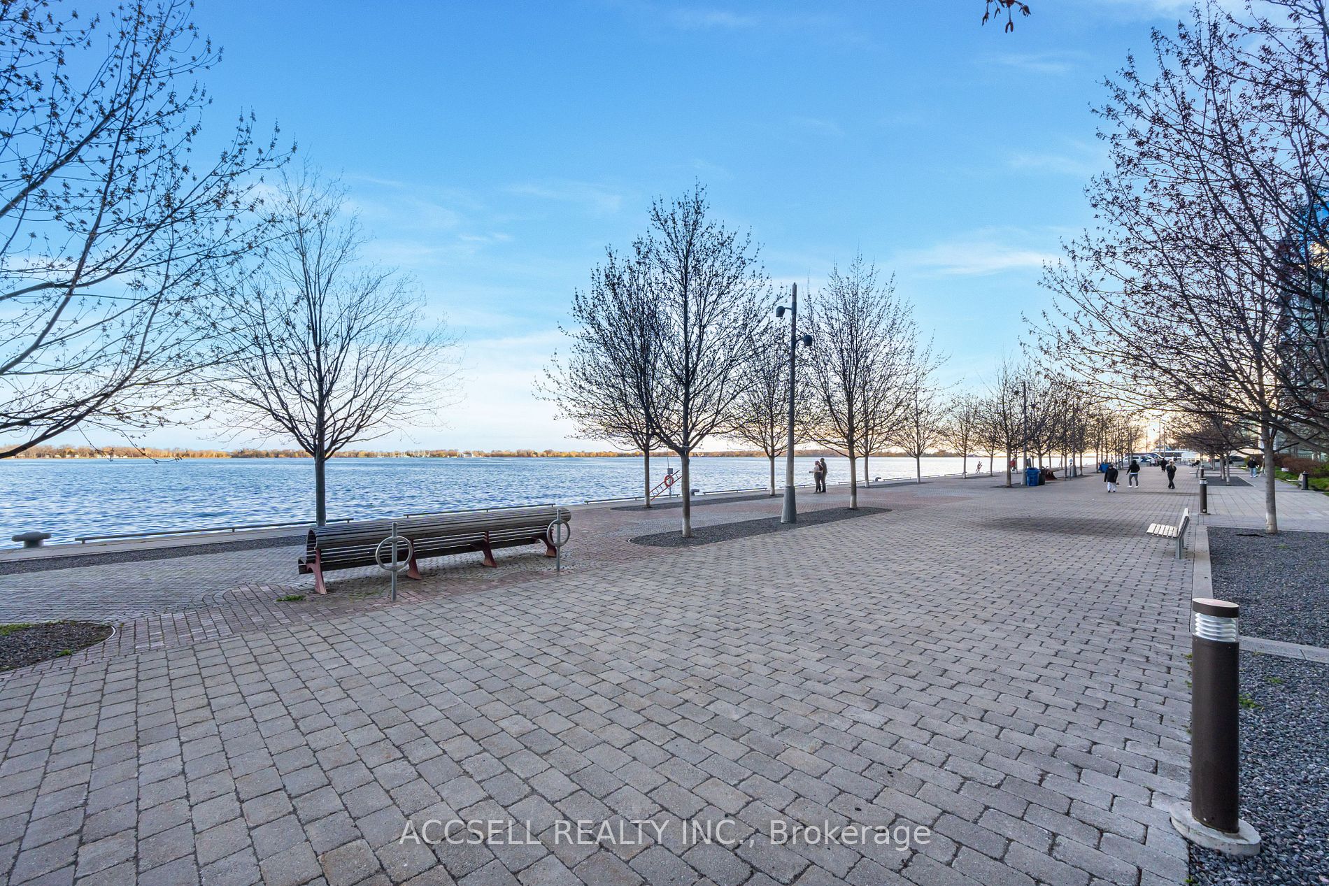 39 Queens Quay E #821