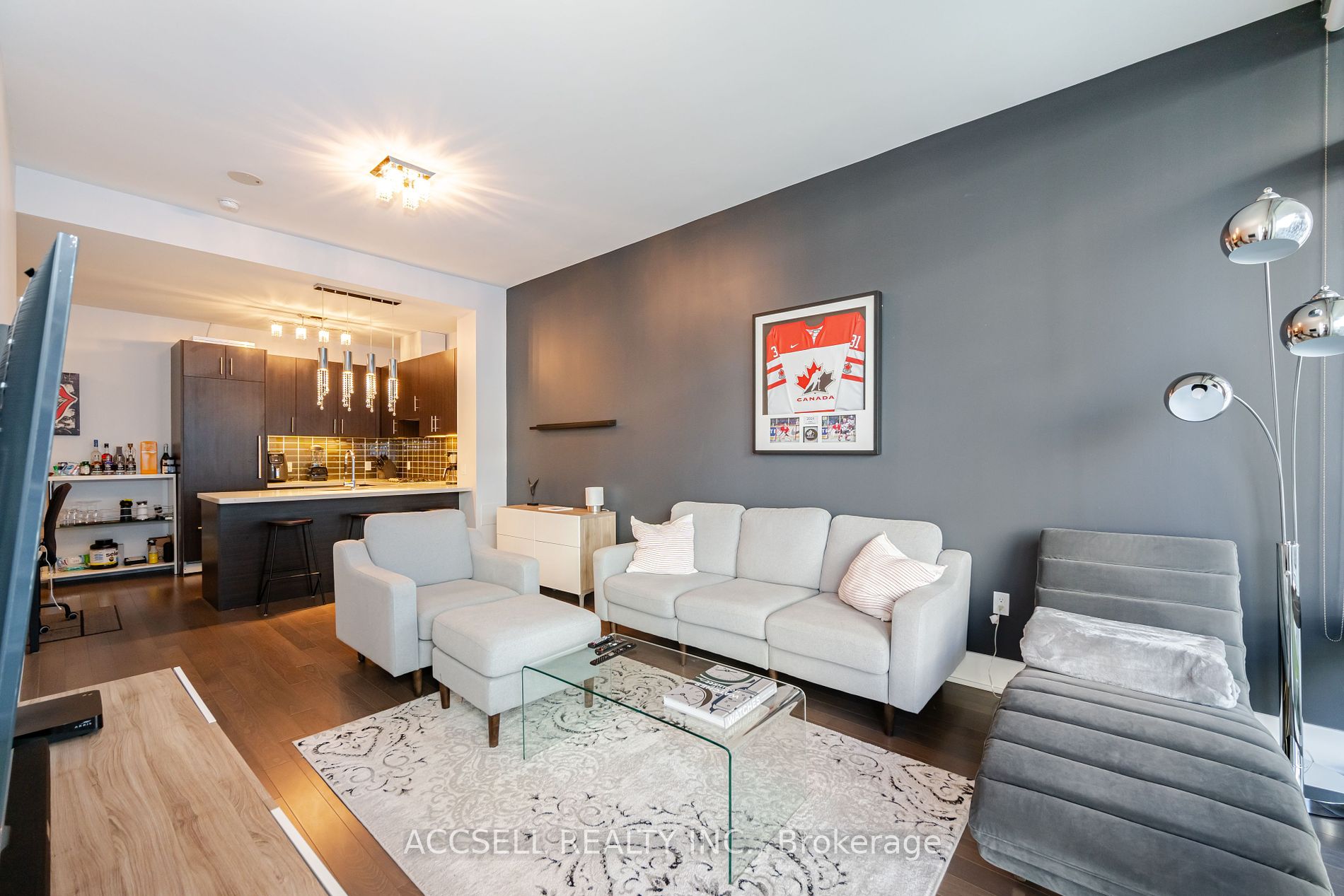 39 Queens Quay E #821
