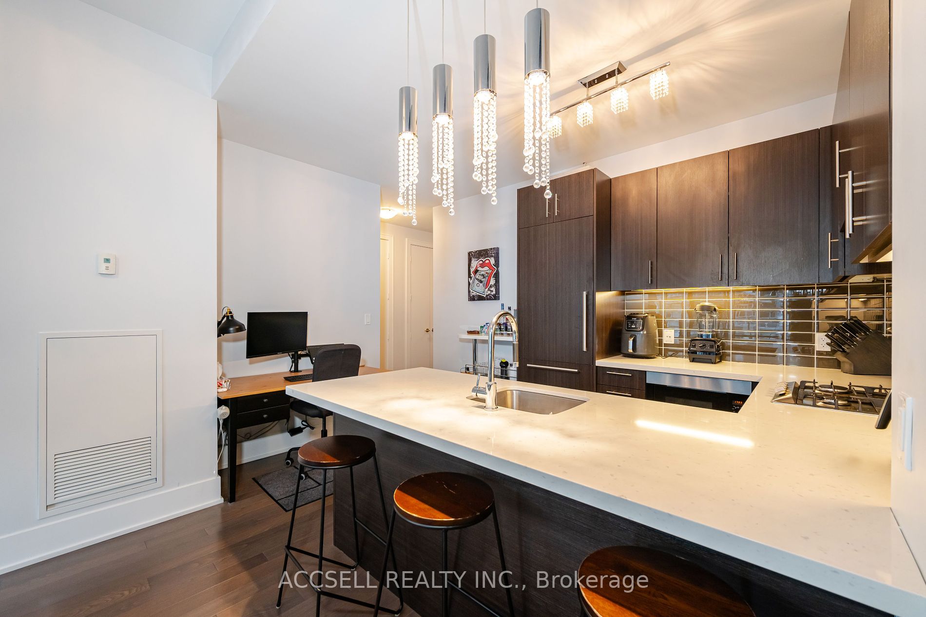 39 Queens Quay E #821