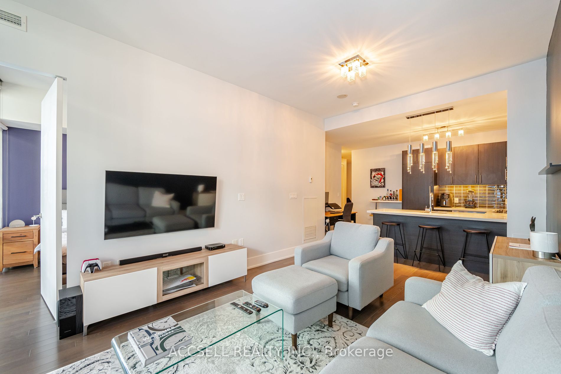 39 Queens Quay E #821