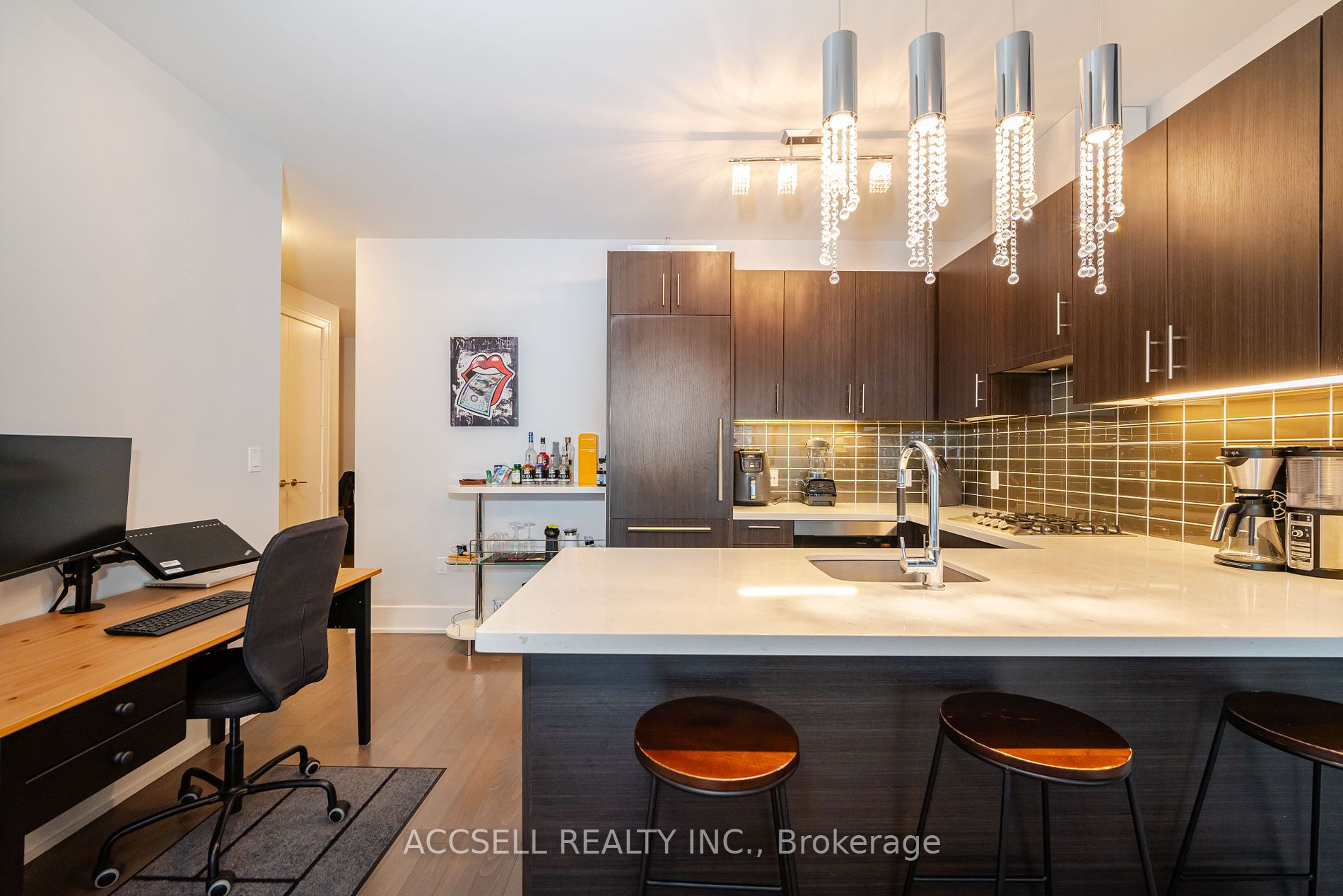 39 Queens Quay E #821