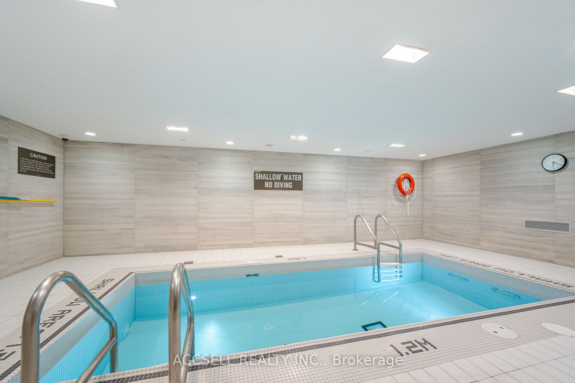 39 Queens Quay E #821