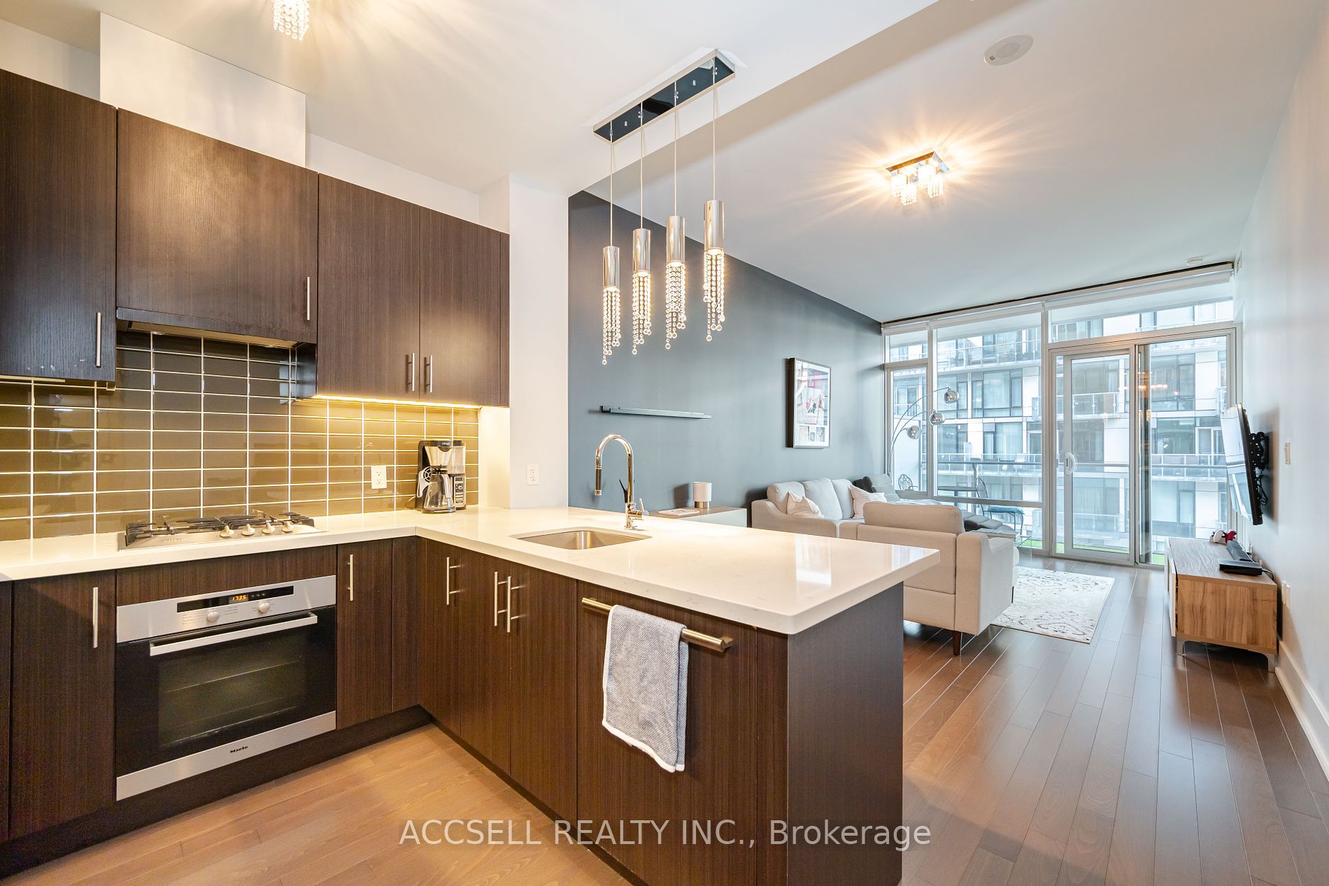 39 Queens Quay E #821