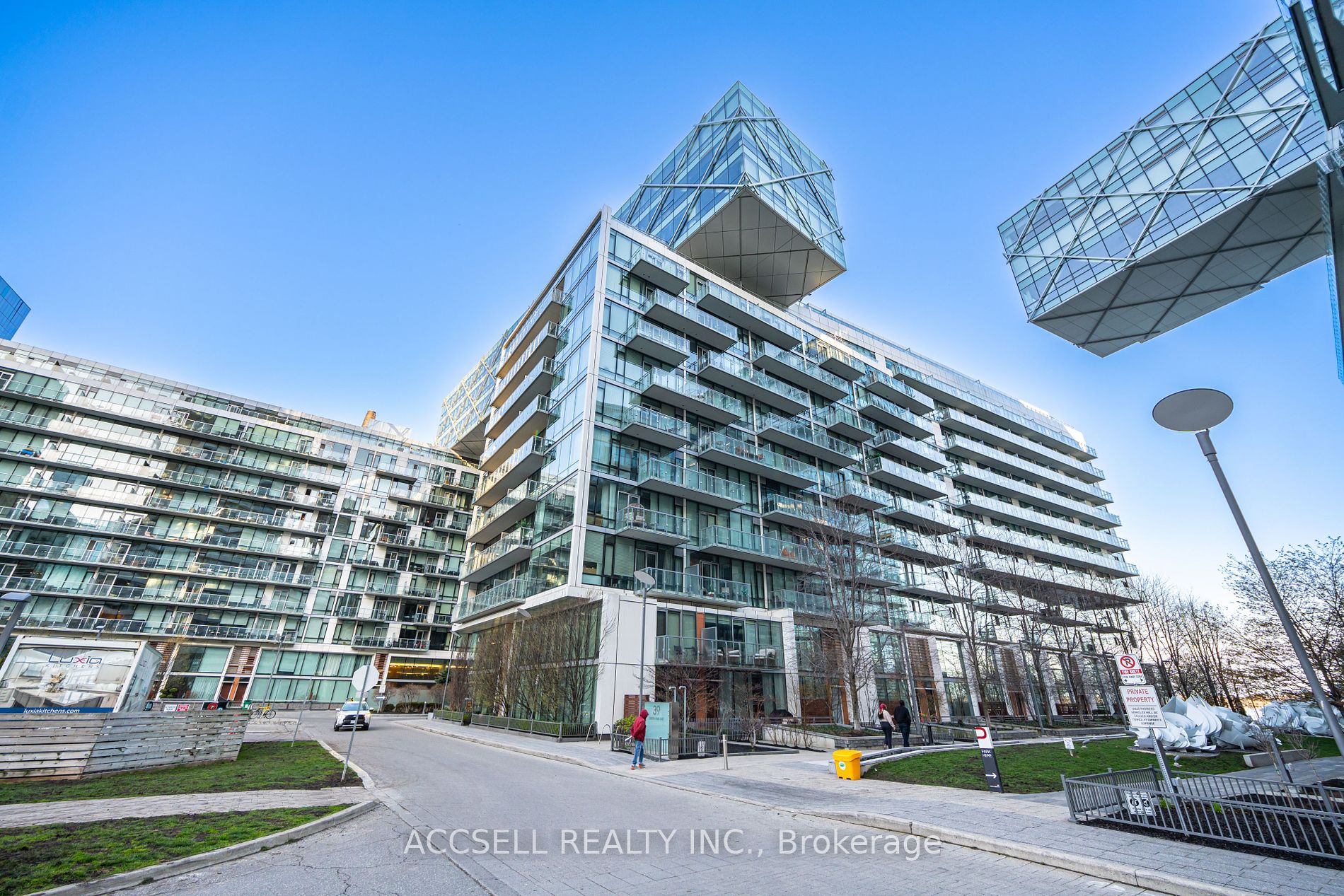 39 Queens Quay E #821