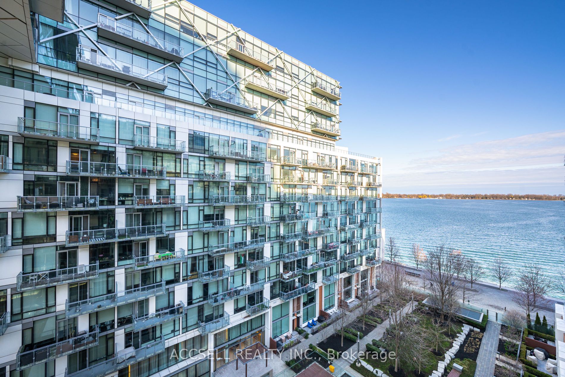 39 Queens Quay E #821