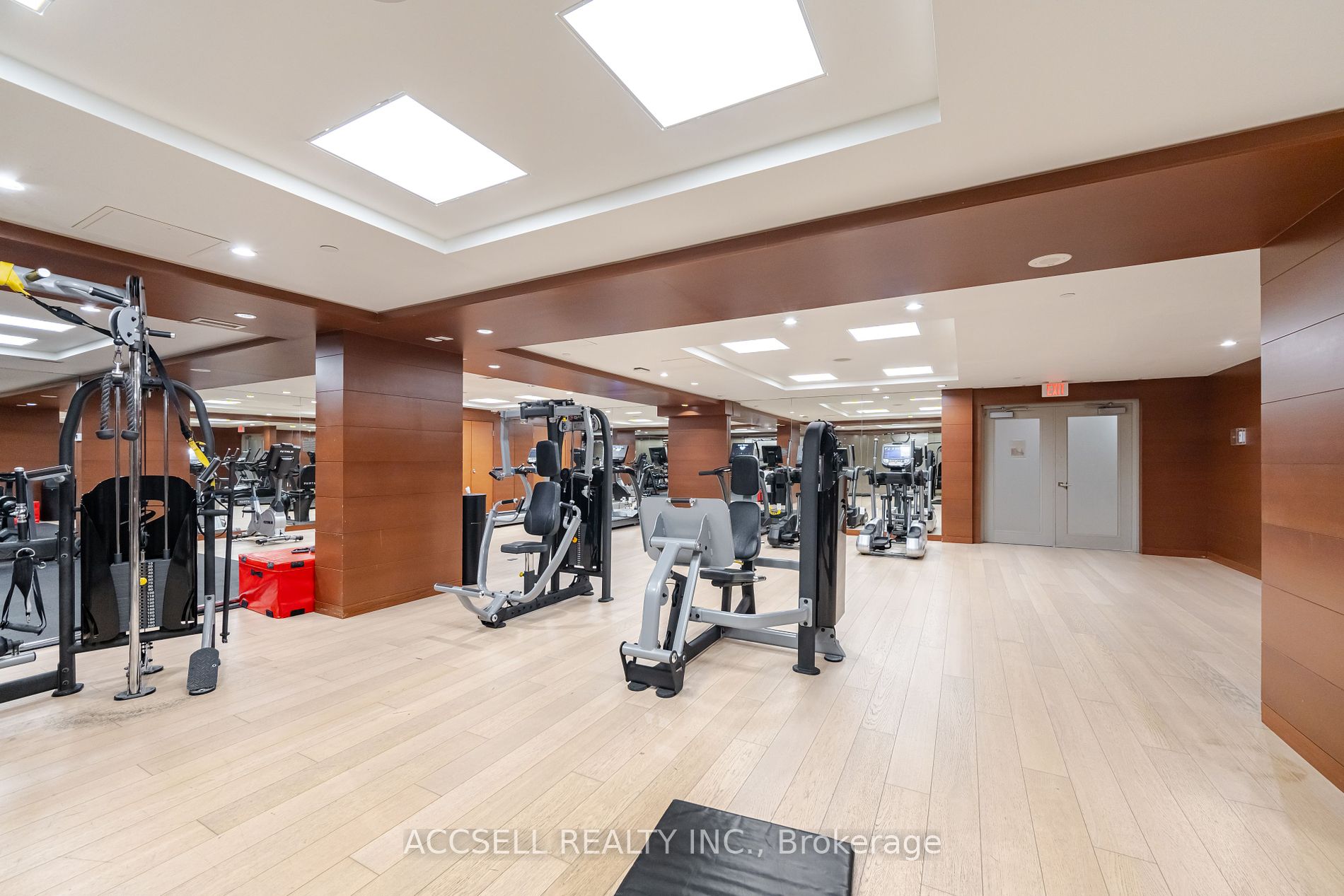 39 Queens Quay E #821