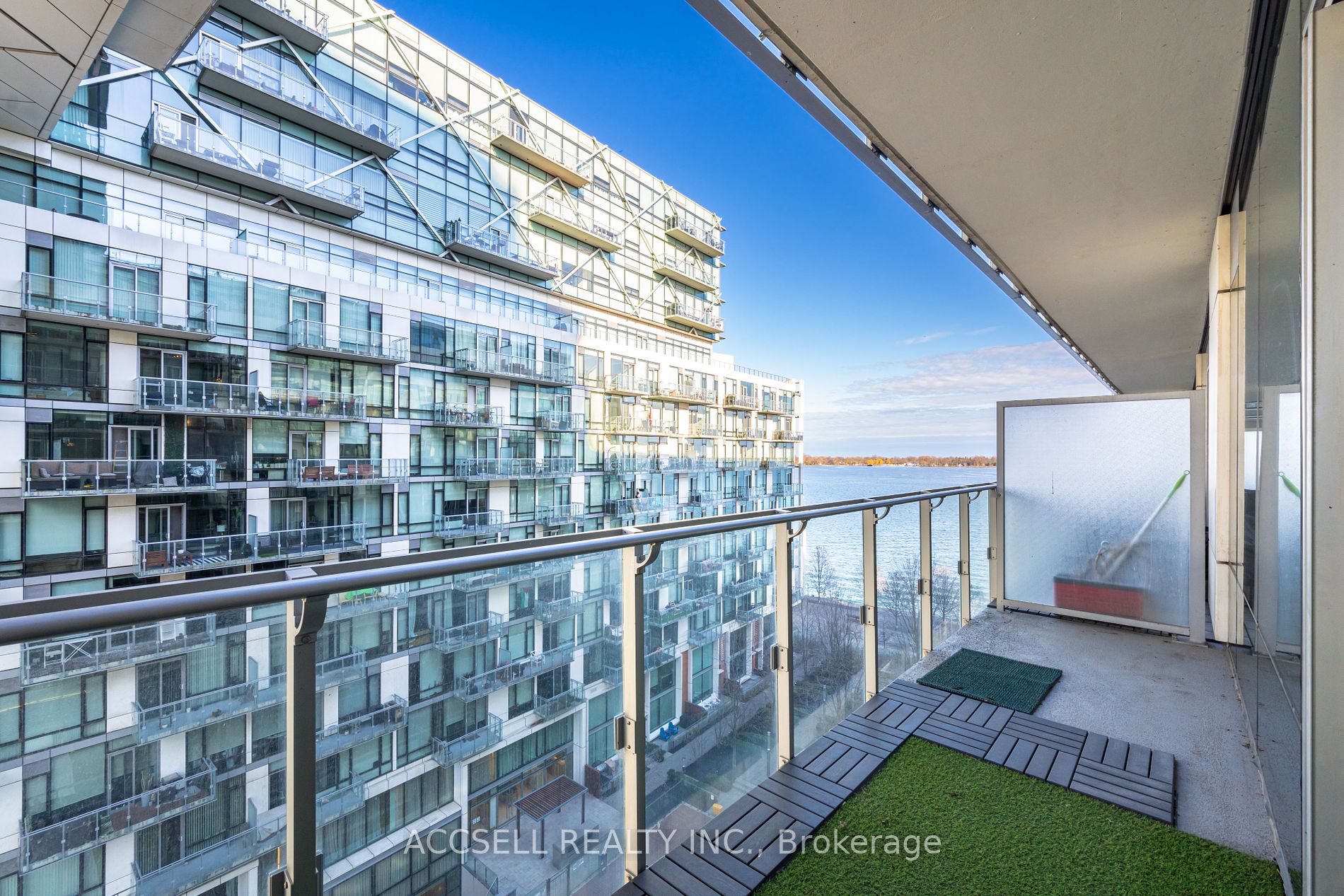 39 Queens Quay E #821