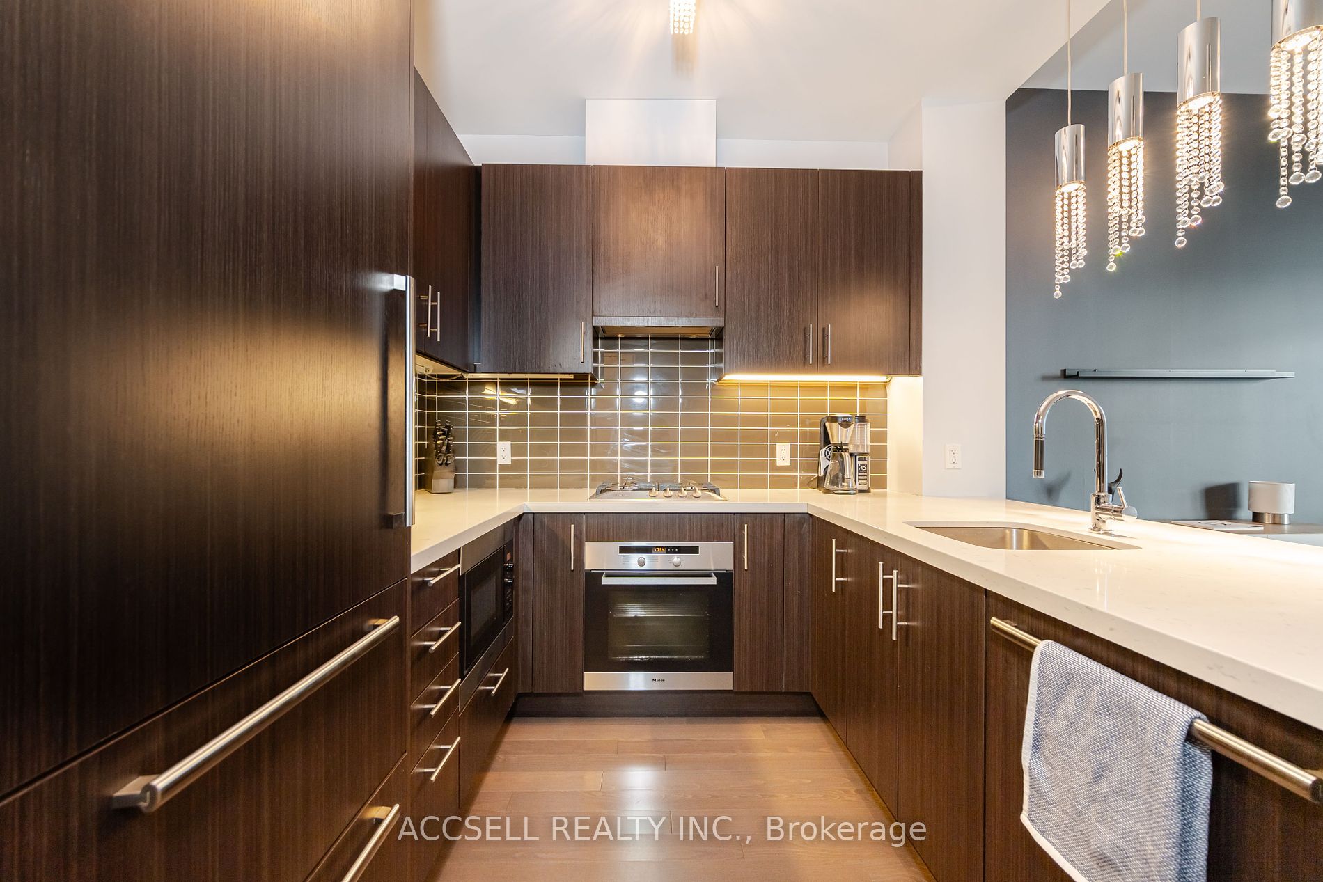 39 Queens Quay E #821