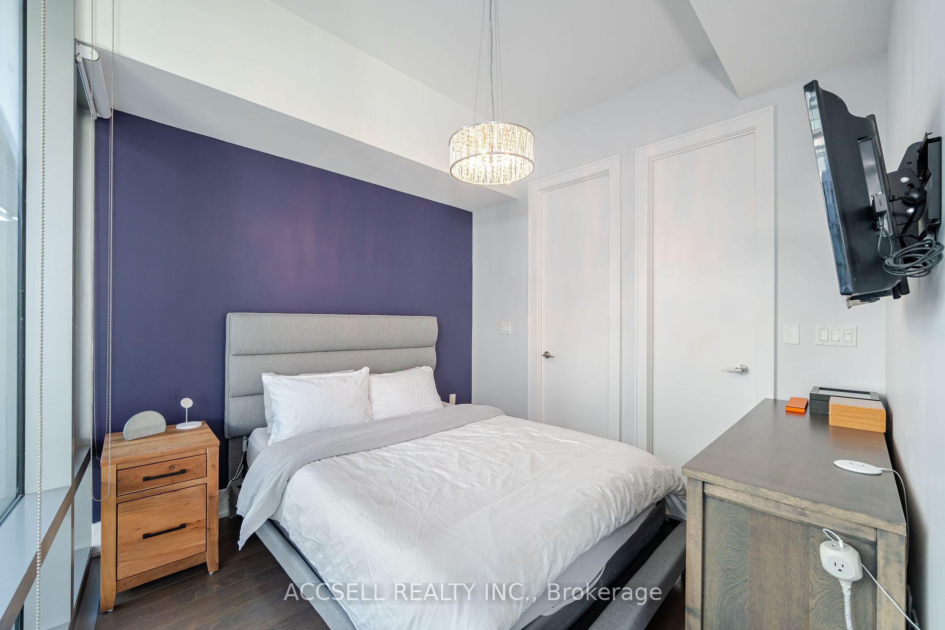 39 Queens Quay E #821